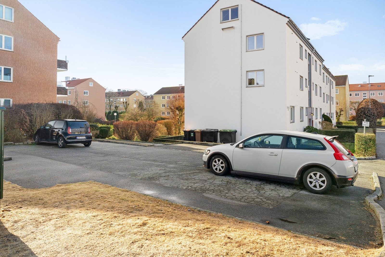 Det er 6 oppstillingsplasser for bil til borettslaget. Per 23.02 var det 1 ledig i tillegg til at selger av leilighet disponerer 1 av de 6 parkeringene. Galleribilde