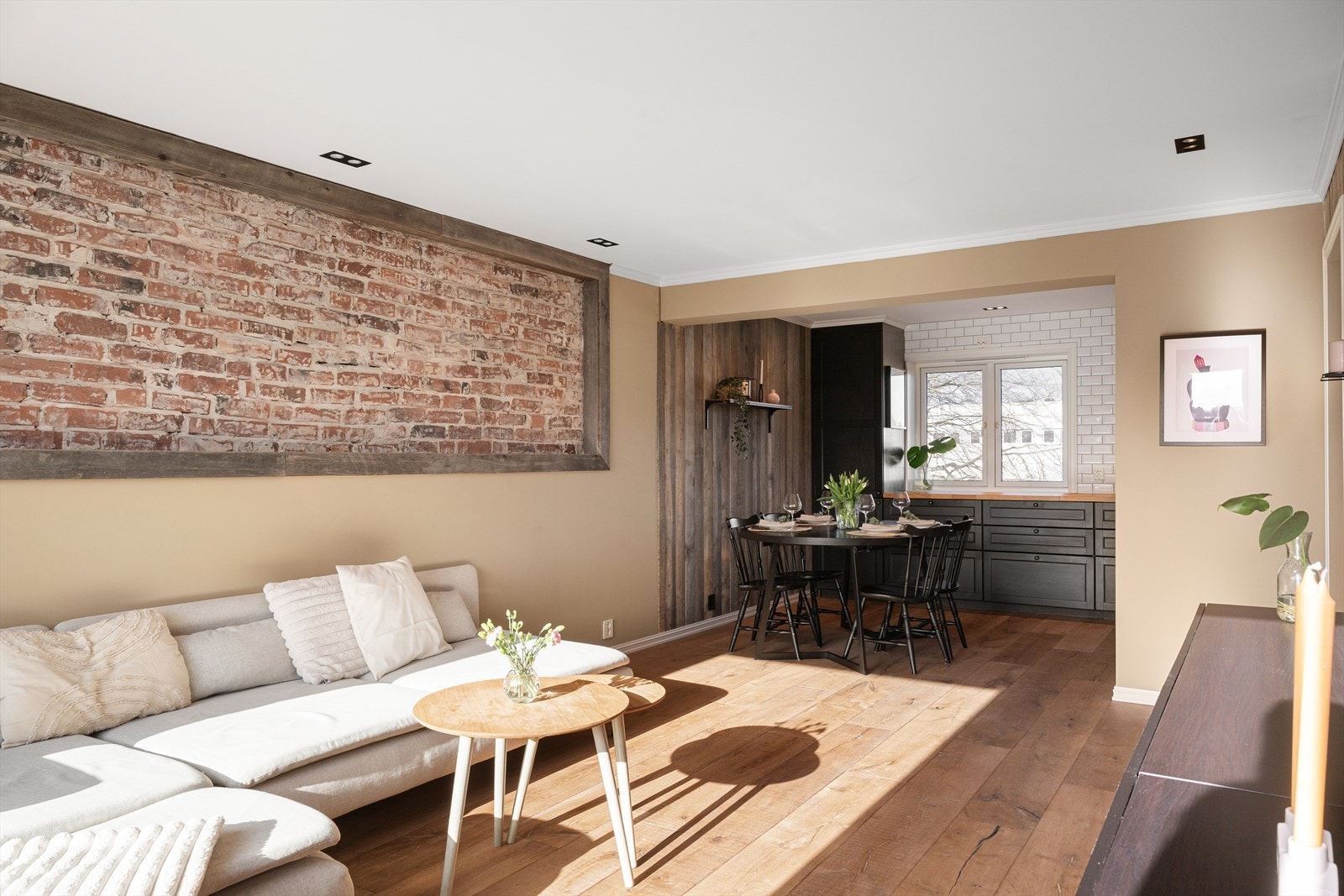 Teglsteinen ble eksponert, og i kombinasjon med treverk, gipsvegger og røff enstavs laminat på gulvene fremstår boligen i dag som stilren og gjennomført. Galleribilde