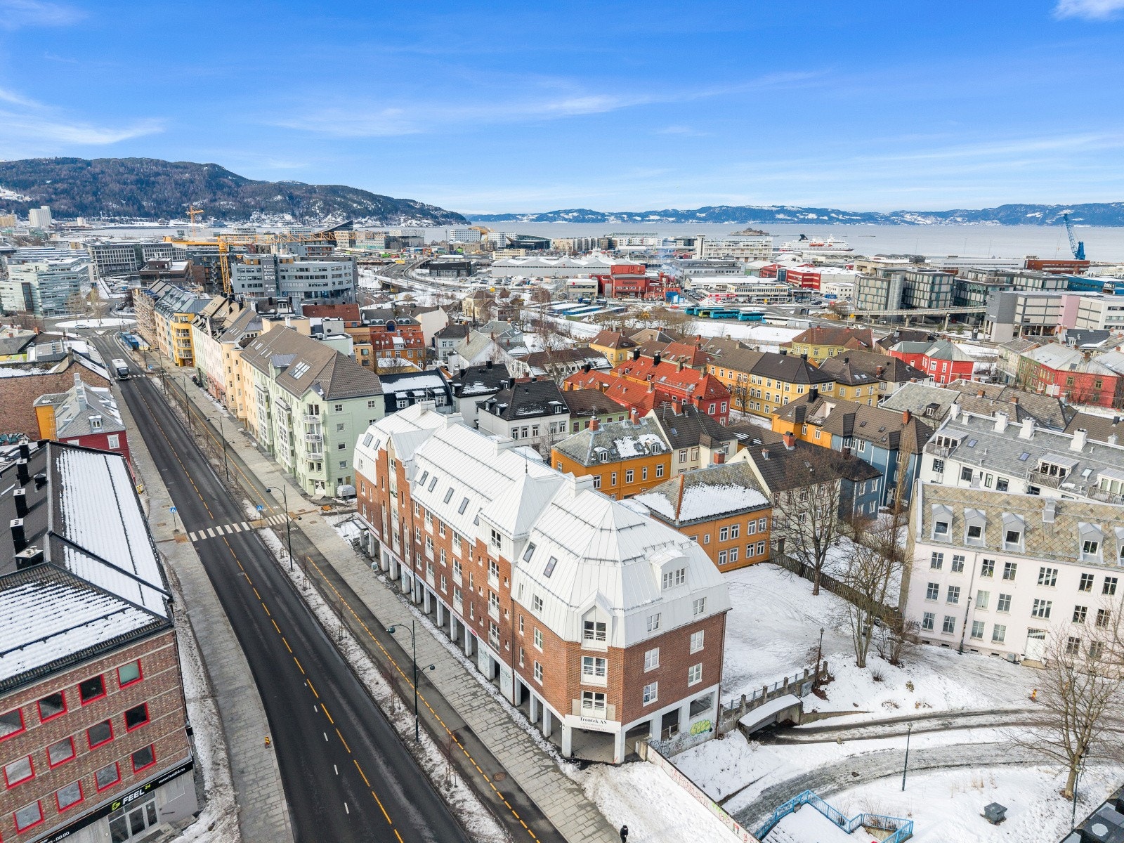 Det er kun 5 minutters gangavstand til Solsiden og Nedre Elvehavn. Man har Piren og BI, Trondheim sentrum og St. Olavs innen kort sykkelavstand. Innherredsveien skal bli miljøgate og Lademoen-parken er under oppussing. Galleribilde