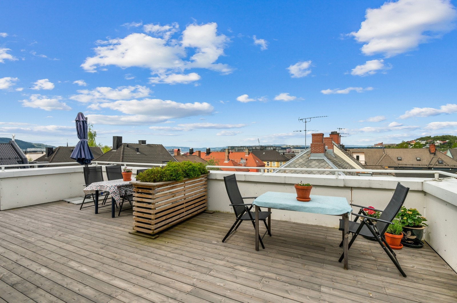 Borettslaget har felles takterrasse hvor man har solen hele dagen og flott utsikt mot solnedgangen, fjorden og Ladehammeren. Galleribilde