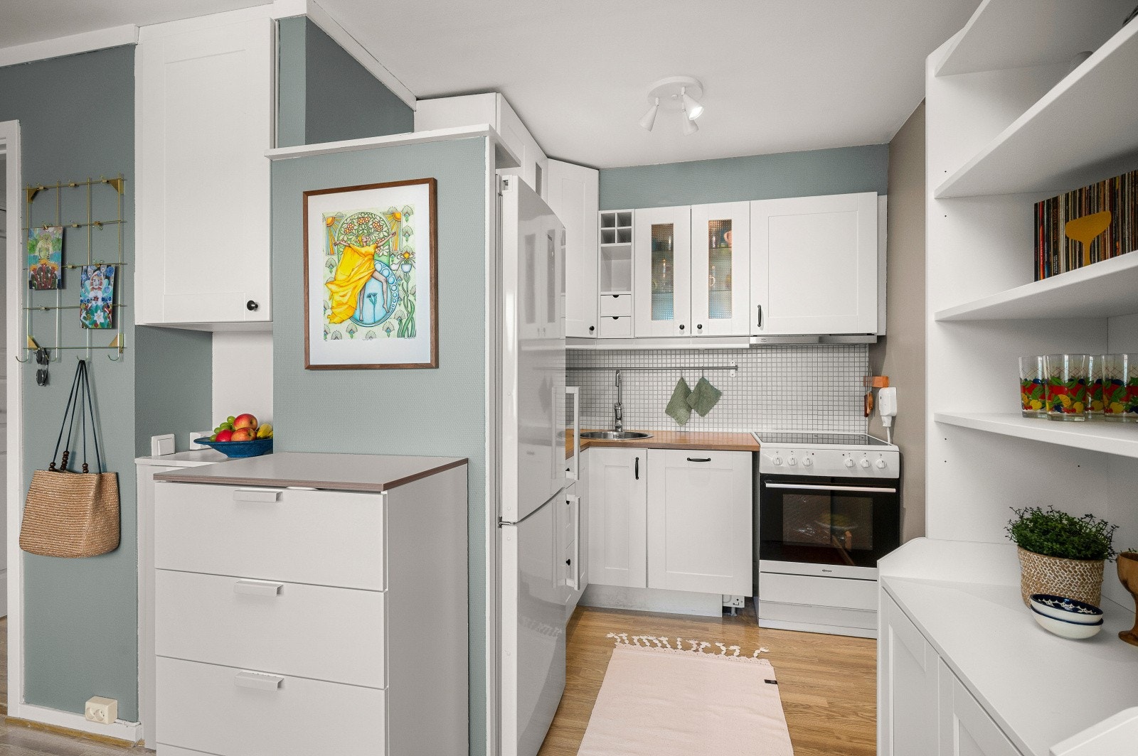 Egen kjøkkenkrok skjermer kjøkkenet fra stuen. Kjøkkenet har integrert oppvaskmaskin. Stekeovn og kjøleskap følger handelen. Det er flis over oppvaskbenken. Galleribilde