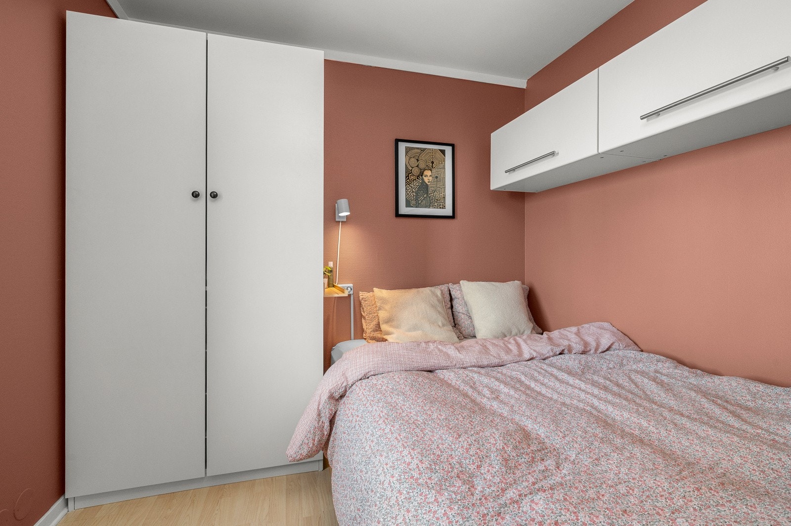 Soverommet har godt med lagringsplass i skap og hylleløsninger. Galleribilde