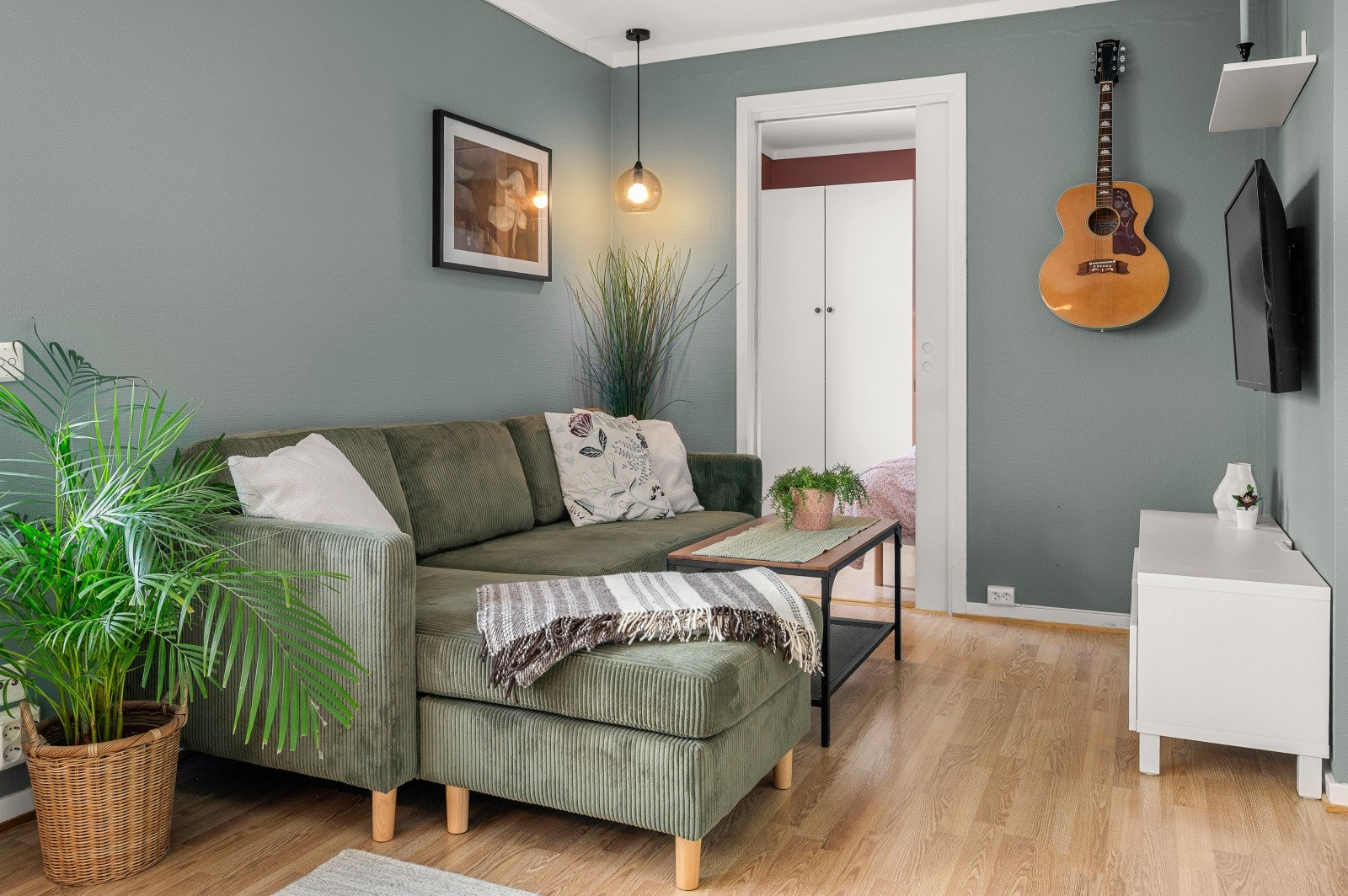 Stue og kjøkken med 21 kvm. med god plass til TV stue og spisebord. Galleribilde