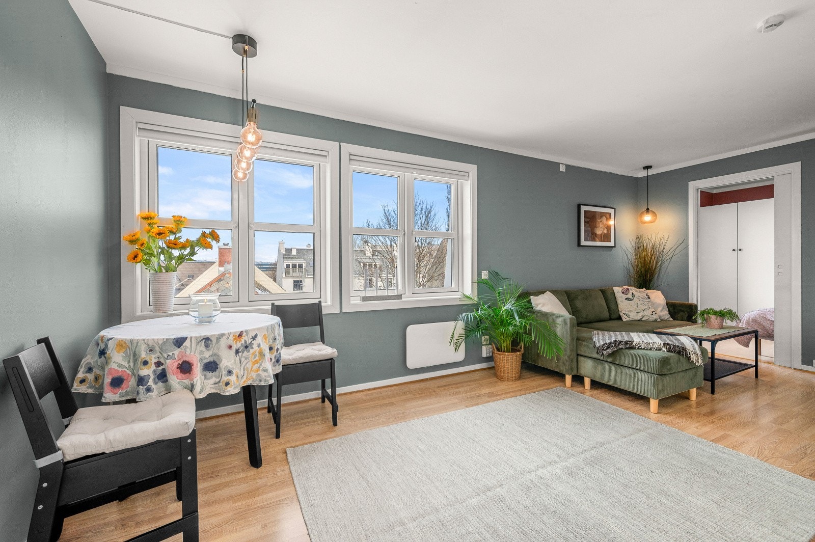 Velkommen til Innherredsveien 60- En svært tiltalende 2-roms med flott utsikt og ingen innsyn med ca 5 minutters gangavstand til Solsiden og Nedre Elvehavn. Kort vei til BI og NTNU Gløshaugen. DNB Eiendom v/ Sindre H. Mathisen Galleribilde