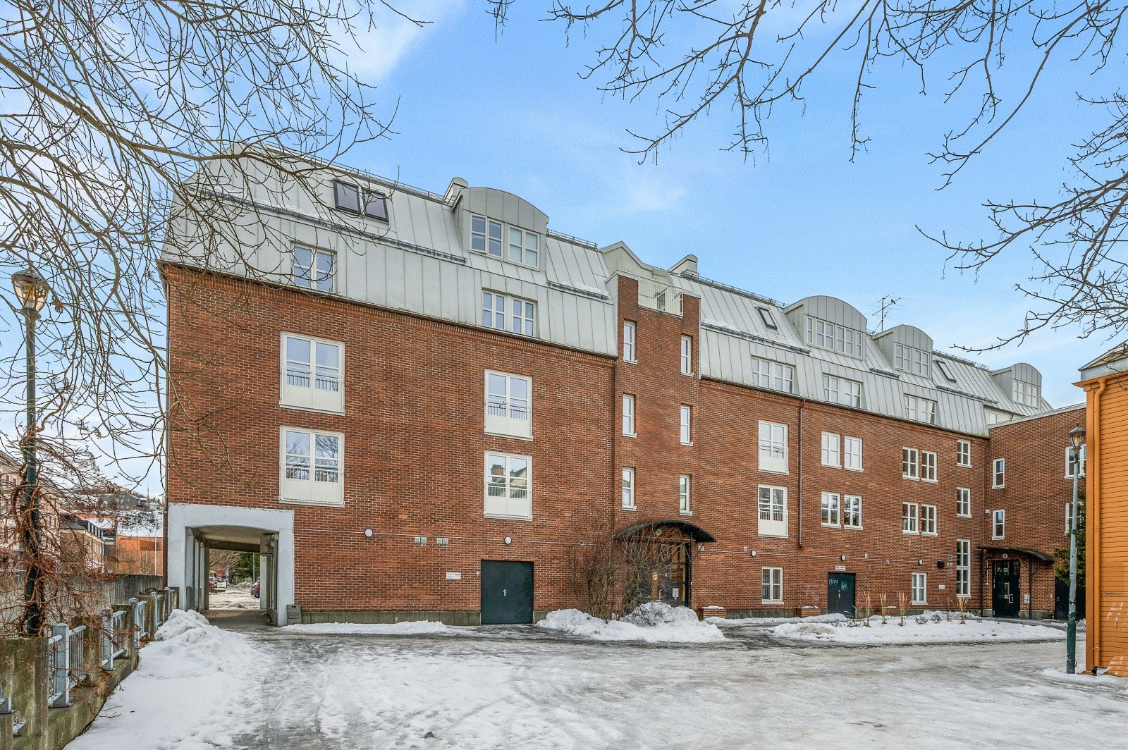 Man har inngang til sykkelbod fra bakgården. Galleribilde