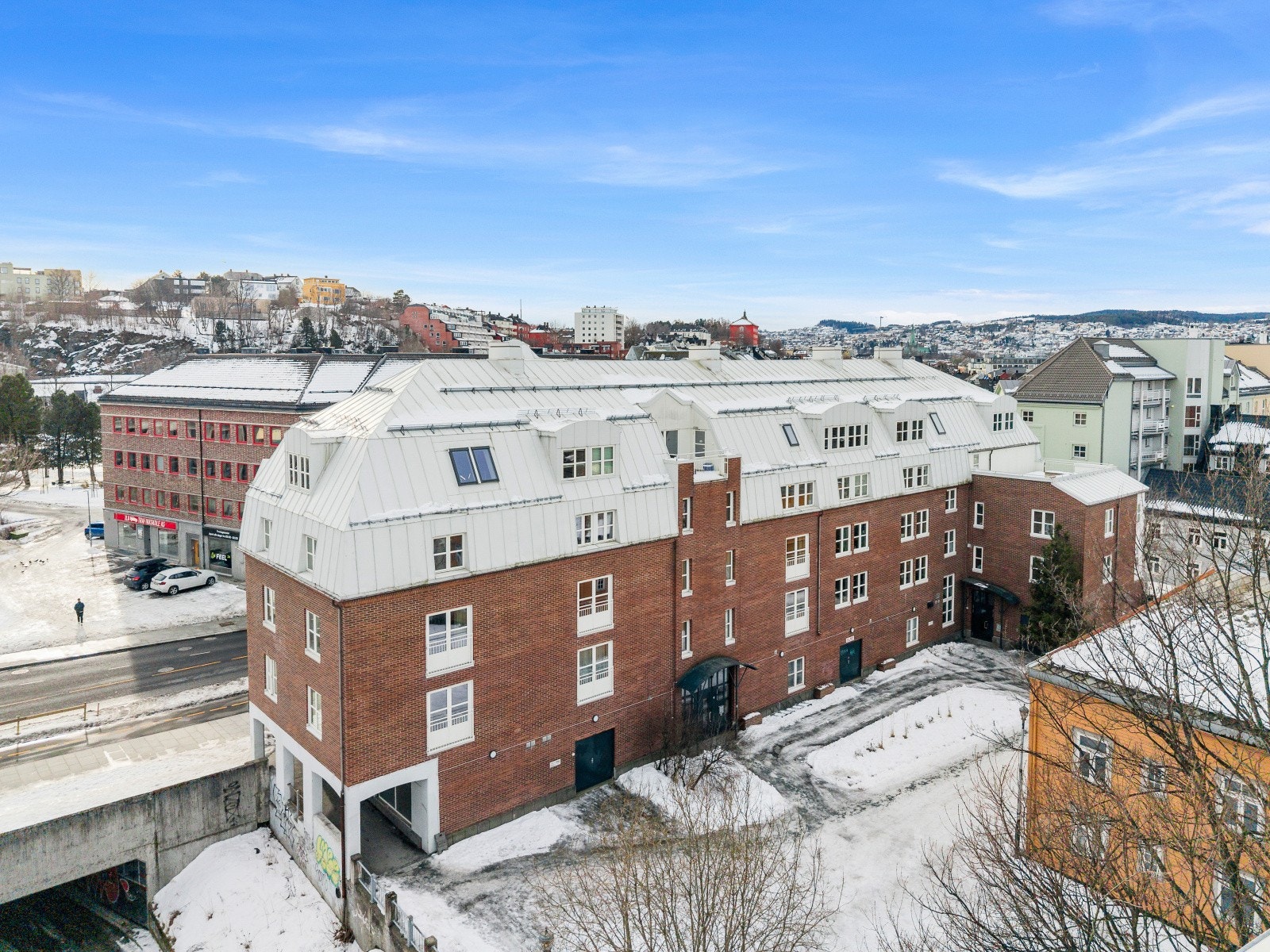 Borettslaget ligger svært sentralt. Leiligheten har inngang og ligger vendt mot bakgården og man har sykkelparkering like ved inngangen. Takterrassen ligger i samme etasje som leiligheten og vender også bort fra Innherredsveien. Galleribilde