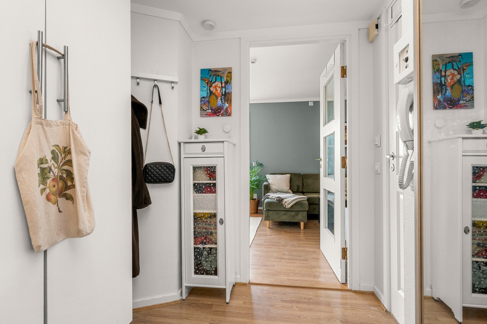 Entrè er 3,5 kvm. og har garderobeskap, oppheng og callinganlegg med døråpner. Galleribilde