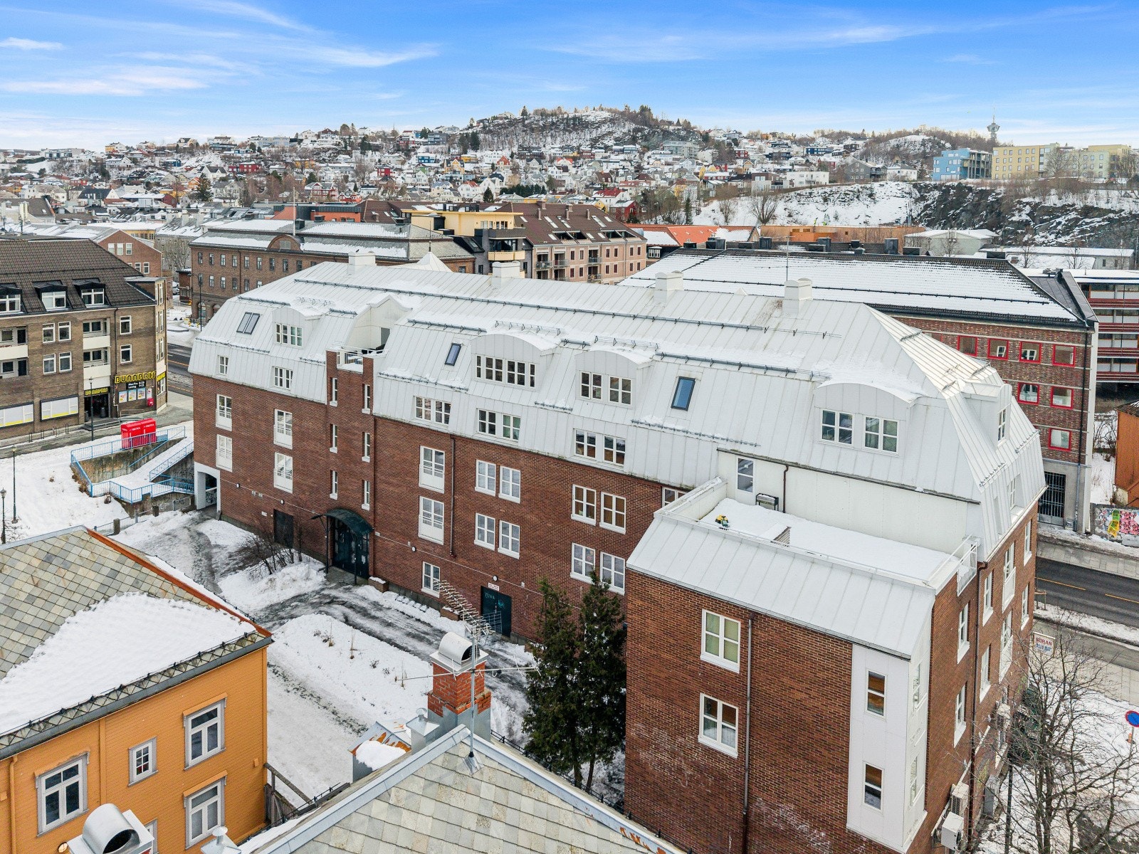 Borettslaget ligger sentralt til med alle fasiliteter i nærheten. Leiligheten ligger vendt mot bakgården med utsikt mot fjorden bort fra Innherredsveien. Inngang fra baksiden og heis opp til etasjen. Galleribilde