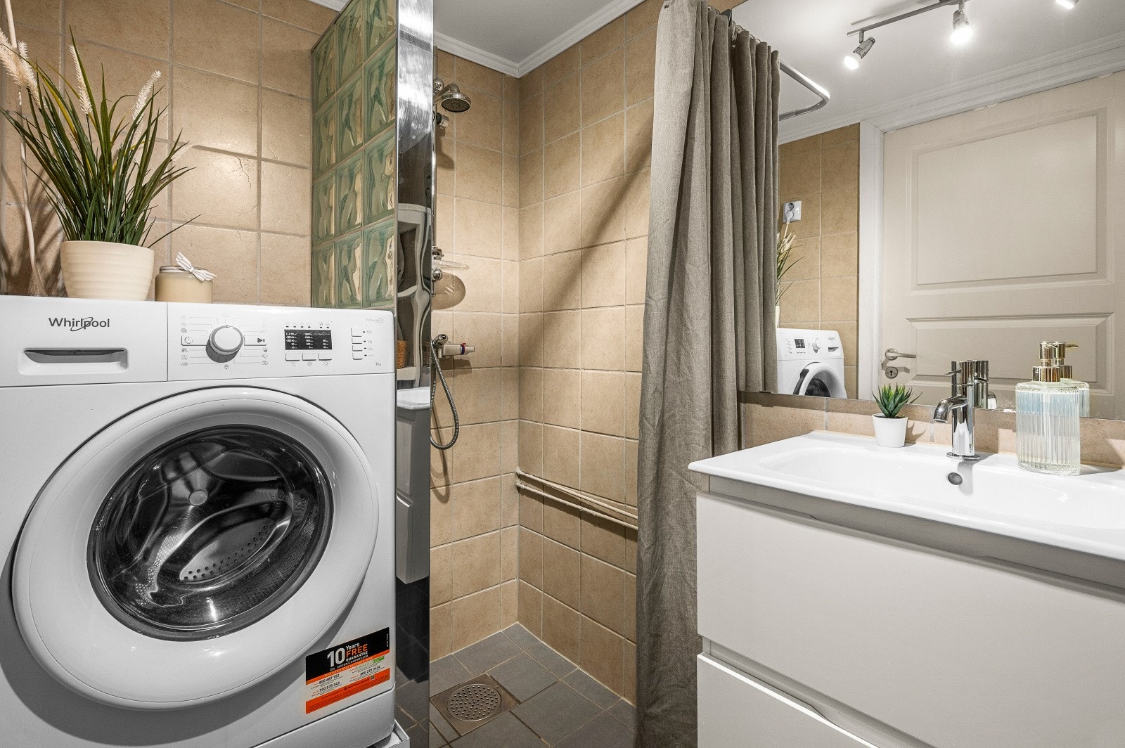 Badet har plass til vaskemaskin. Badet er 3 kvm. og det er foretatt hulltakning av takstmann uten å påvise unormale forhold (TG0). Galleribilde