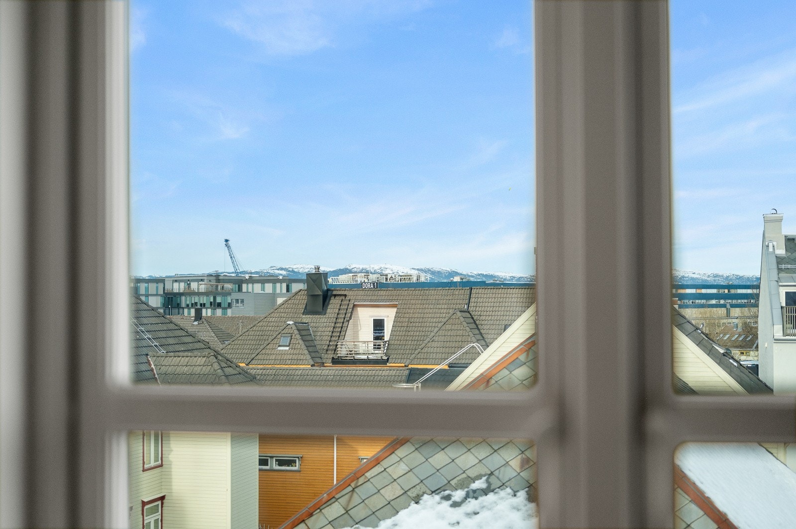 Det er utsikt mot Fosen alpene over Trondheimsfjorden fra stuen. Galleribilde