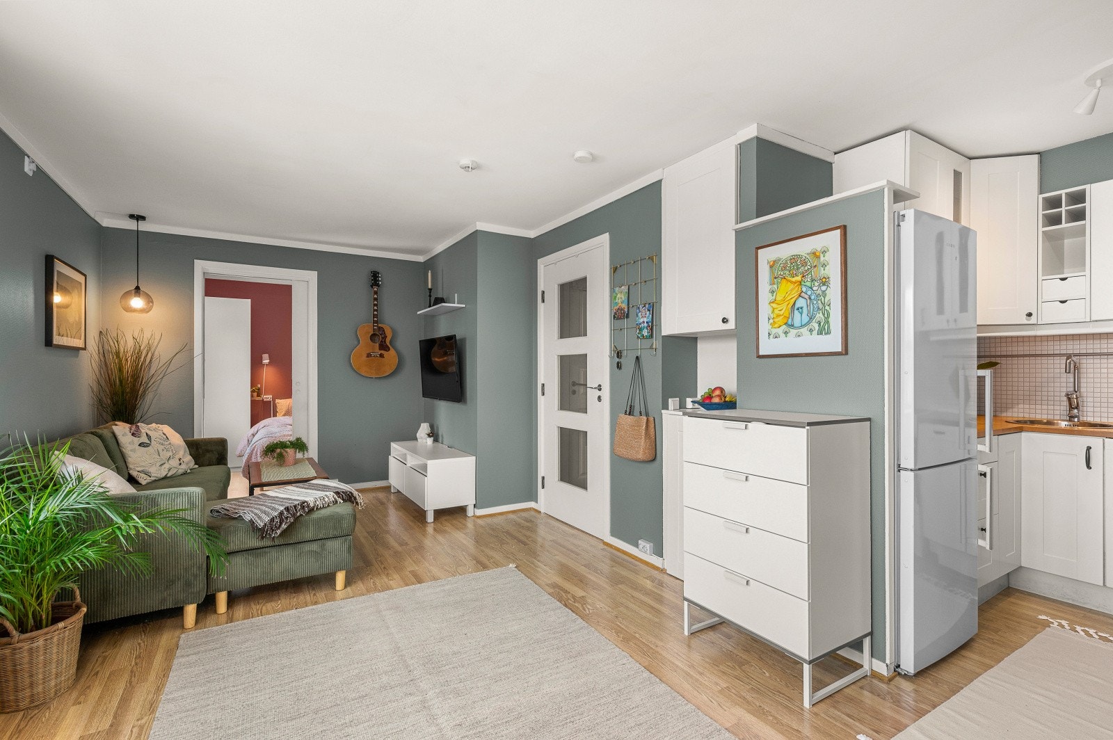 Leiligheten har månedlige felleskostnader på kr 4.429,- pr. mnd. som inkluderer TV og internett, kommunale avgifter, renter og avdrag på andel fellesgjeld, vask av fellesareal og løpende drift og vedlikehold i borettslaget. Galleribilde