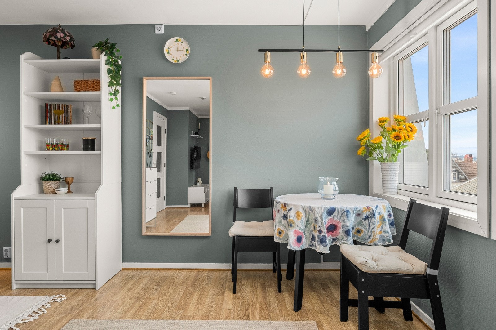 Borettslaget ble stiftet i 1995 og har 34 andeler. Borettslaget disponerer parkeringsplasser i egen næringsseksjon i sameiet. Leie av parkeringsplass koster pr dags dato, kr 450,- pr mnd. Galleribilde