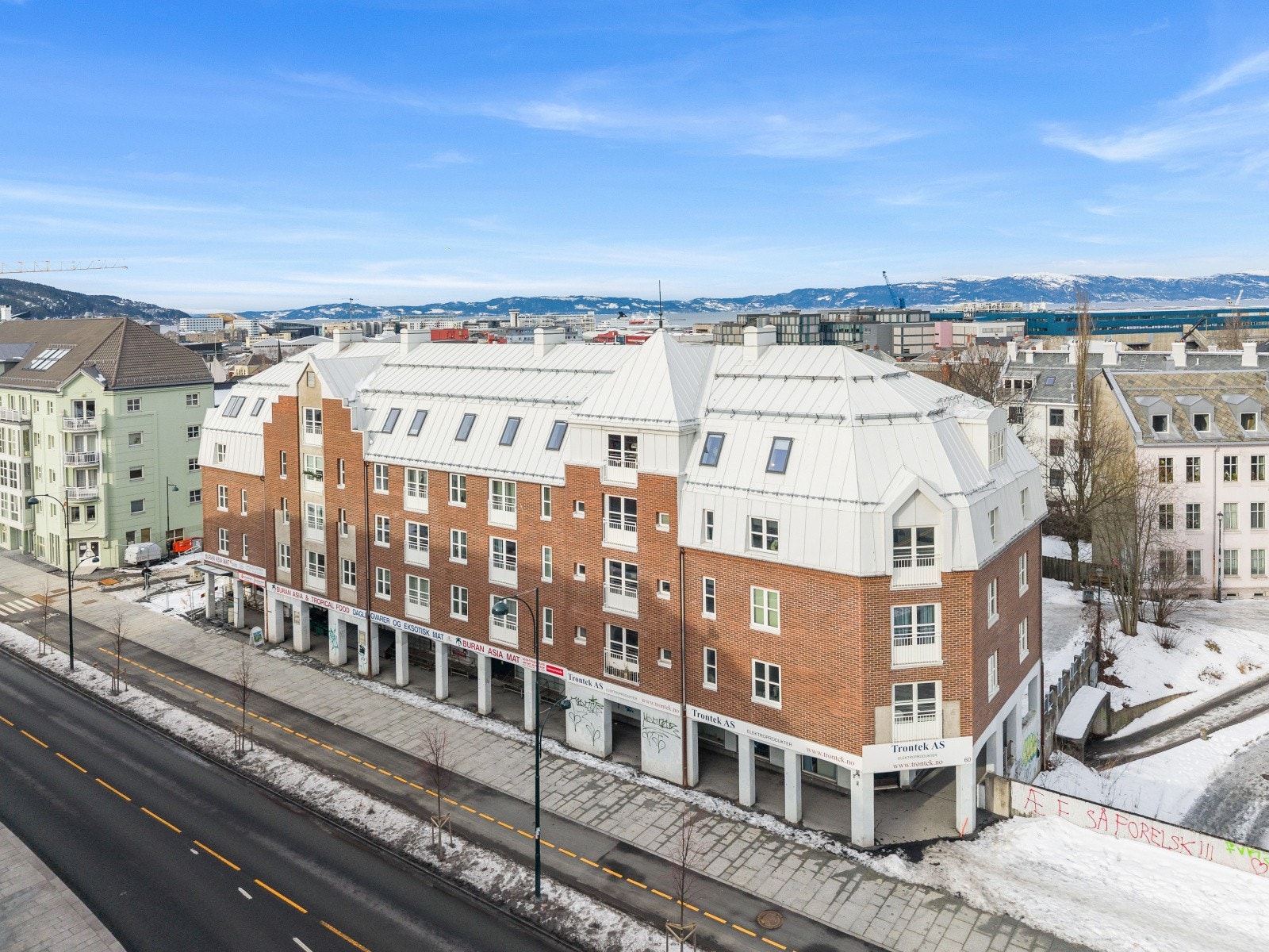 Man har flere bussholdeplasser like ved borettslaget som har hyppige avganger til både St. Olavs, sentrum, Leangen og NTNU Gløshaugen og NTNU Dragvoll. BI ligger innen kort sykkelavstand eller gåavstand på ca 15-20 minutter. Galleribilde