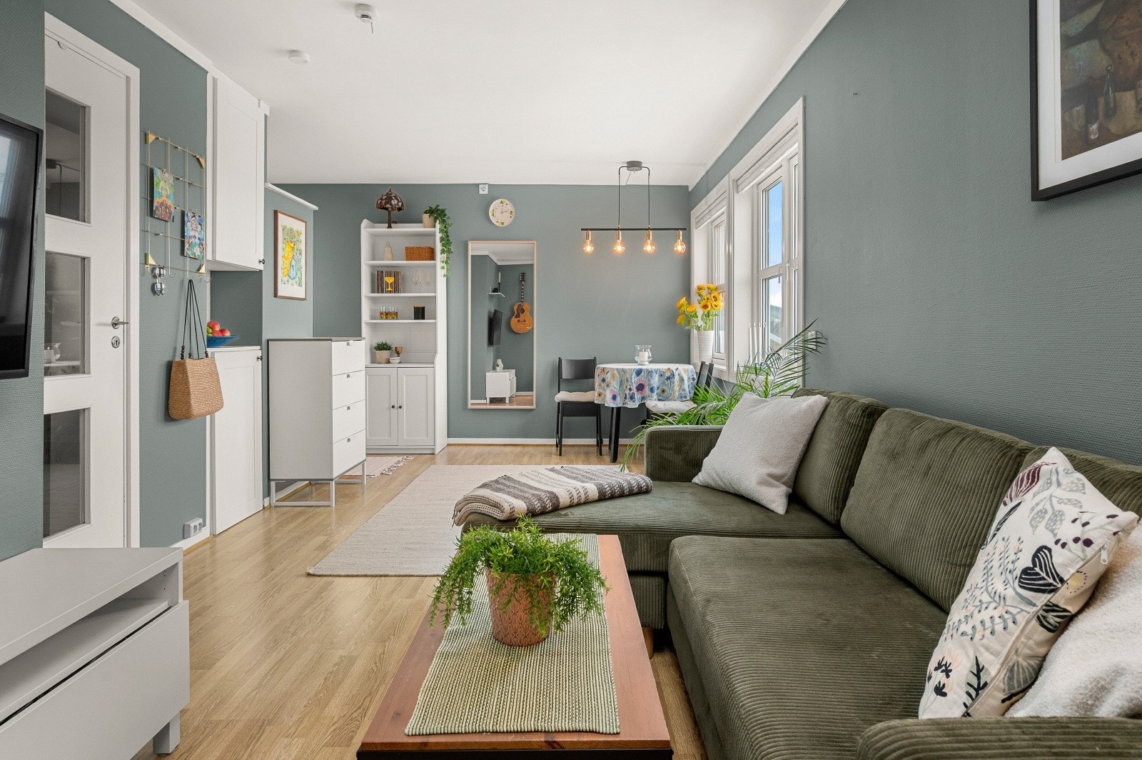 Leiligheten har innflyttingsklar standard uten behov for umiddelbare oppgraderinger. Moderne fargevalg og mye lysinnslipp fra vinduer mot fjorden. Galleribilde