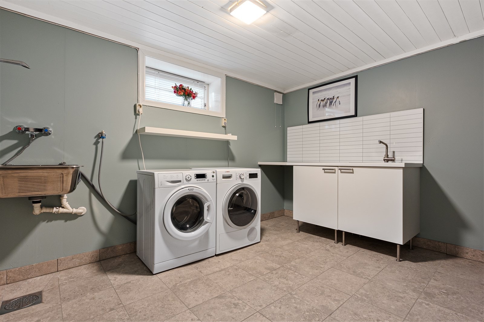 Romslig vaskerom i kjeller. Galleribilde