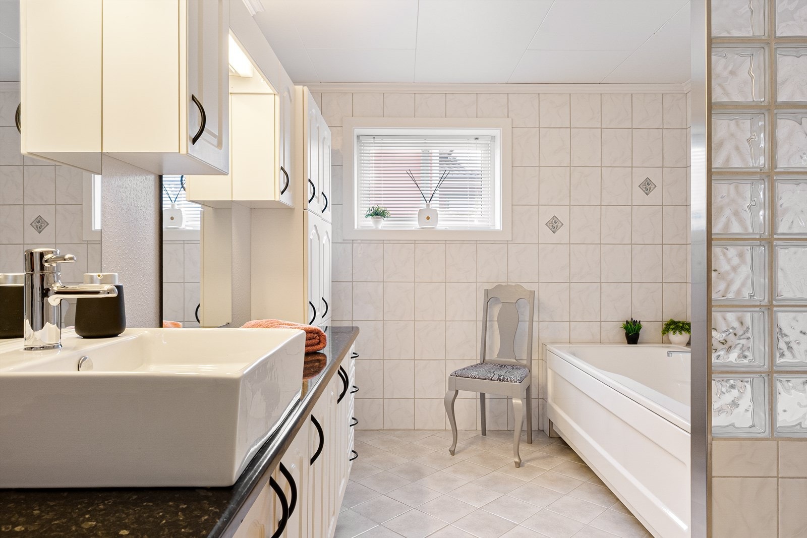 Romslig bad i hovedetasjen. Galleribilde