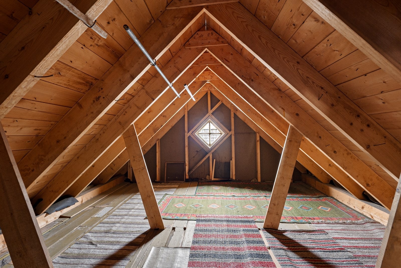 Boligen har loft med gode lagringsmuligheter. Galleribilde