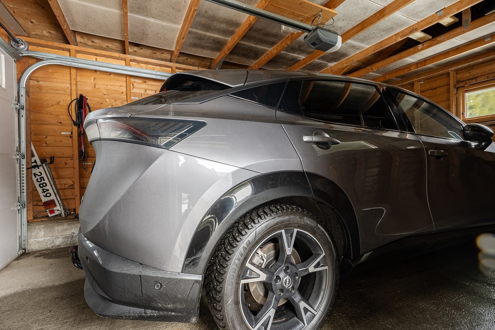 Garasje med automatisk port og elbillader. Galleribilde