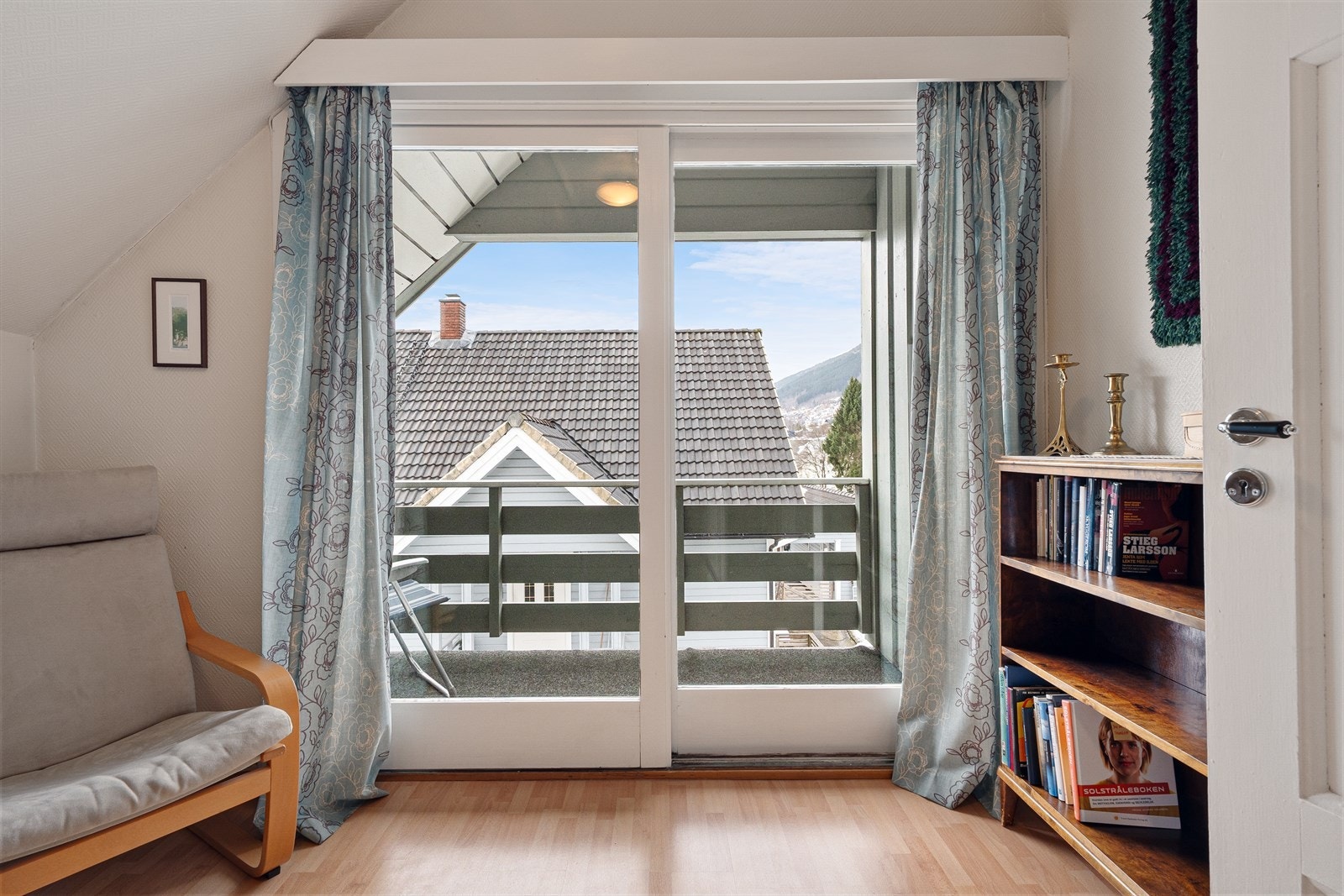 Soverom 2 med utgang til praktisk luftebalkong som er overbygget. Galleribilde