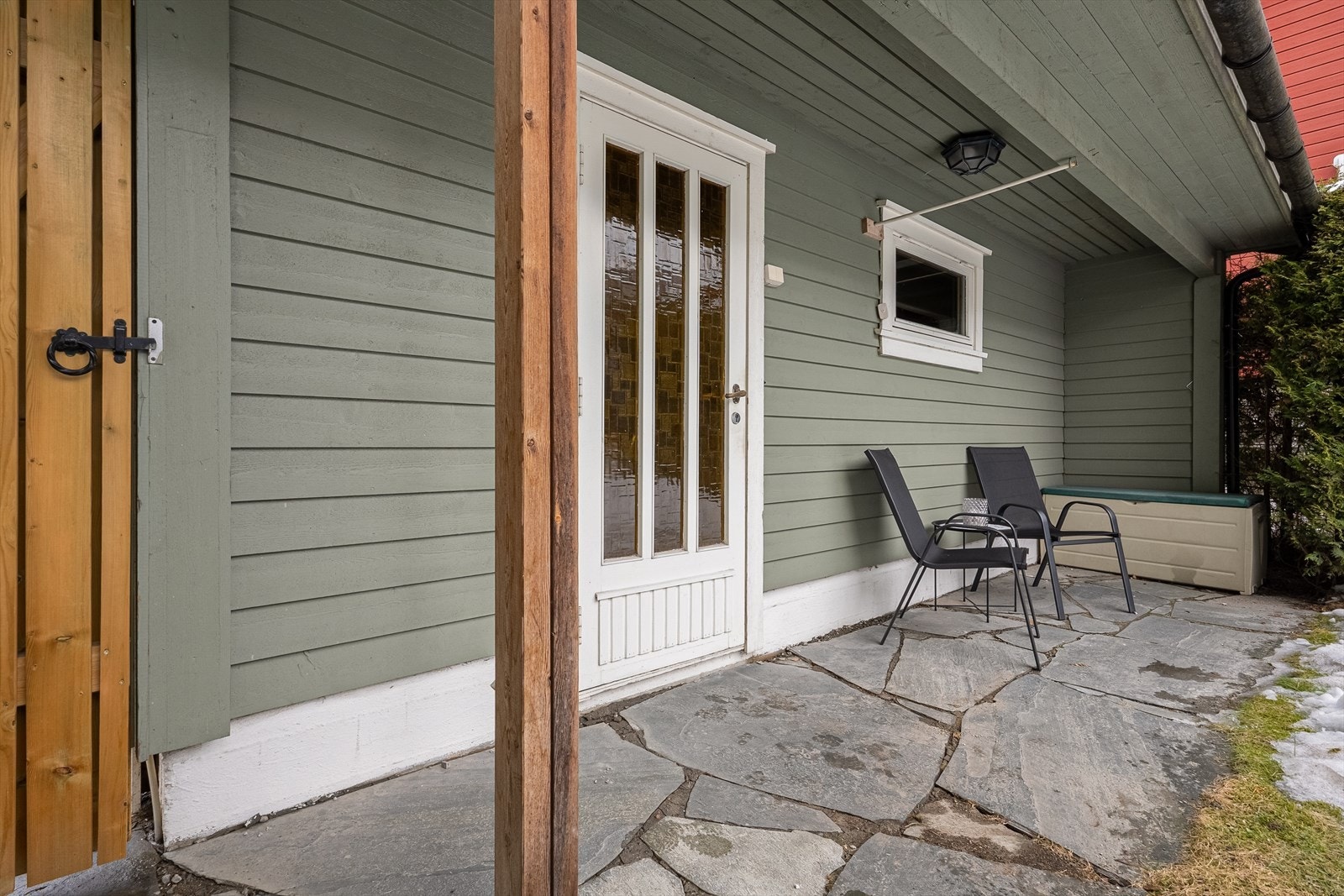 Hyggelige sitteområder, her med skiferheller. Galleribilde