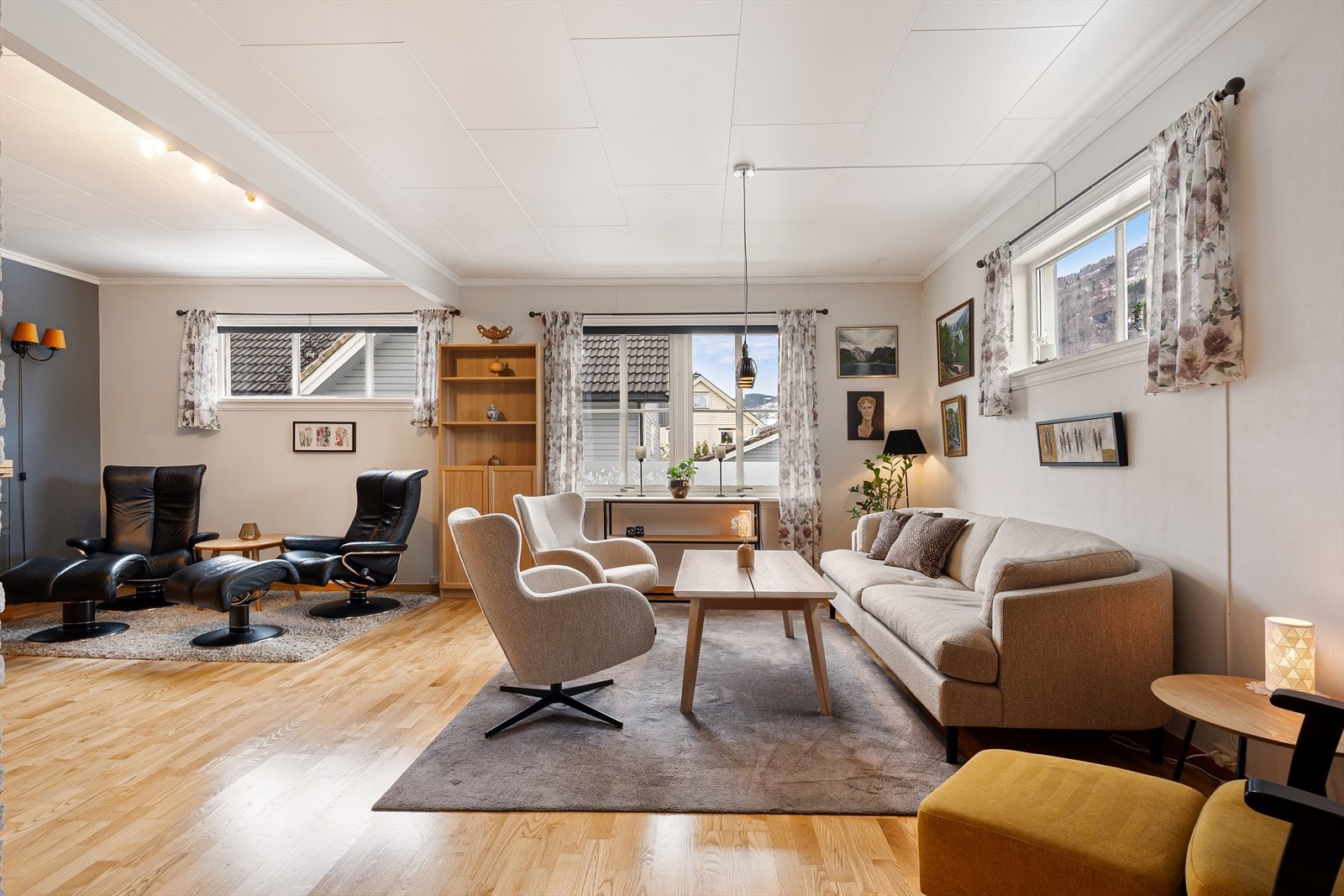 Stuen er romslig med gode møbleringsmuligheter. Galleribilde