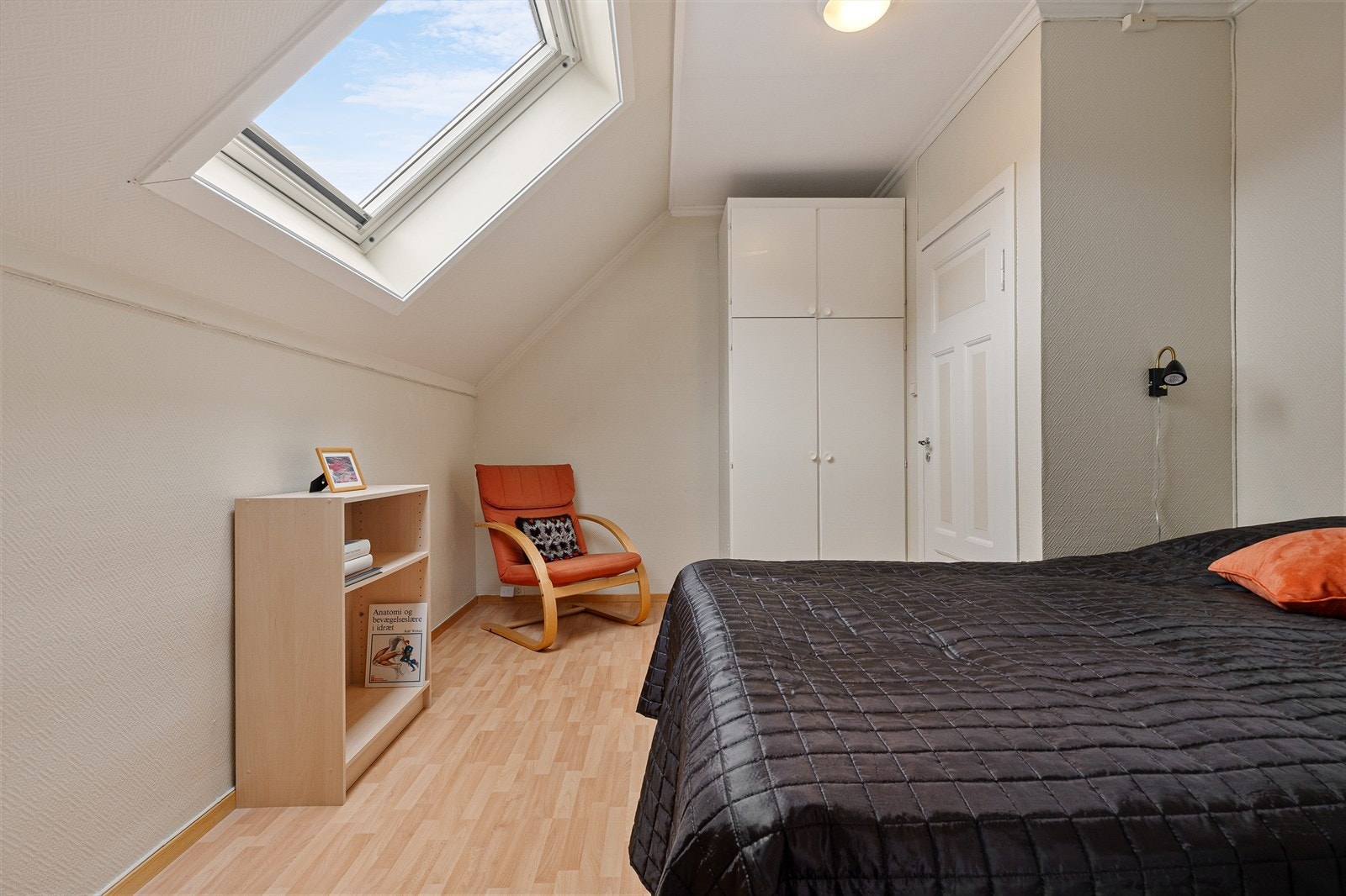 Dette rommet var opprinnelig et kjøkken, er i dag i bruk som soverom. Rommet er ikke godkjent som soverom. Galleribilde