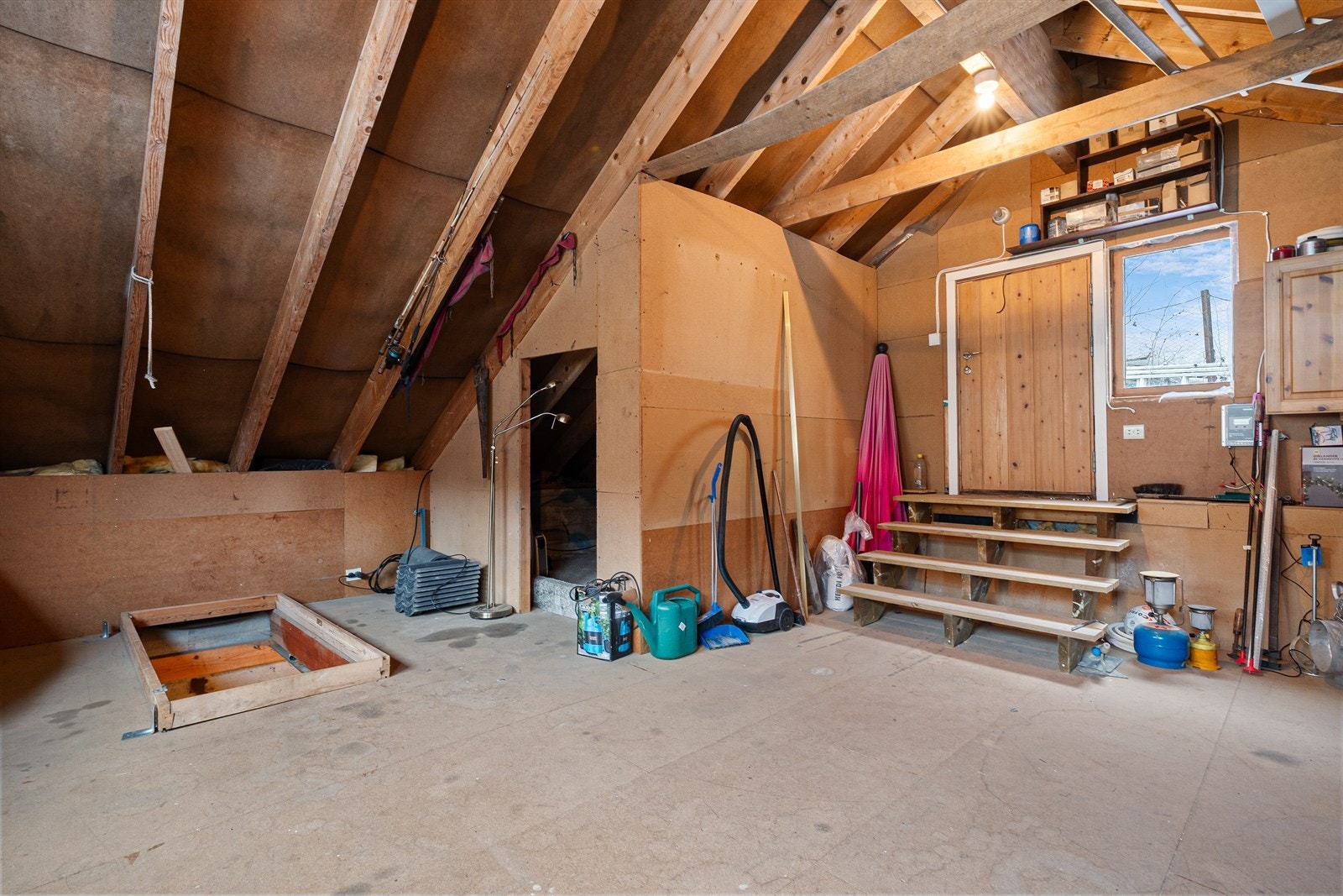 Uinnredet loft på uthus. Galleribilde