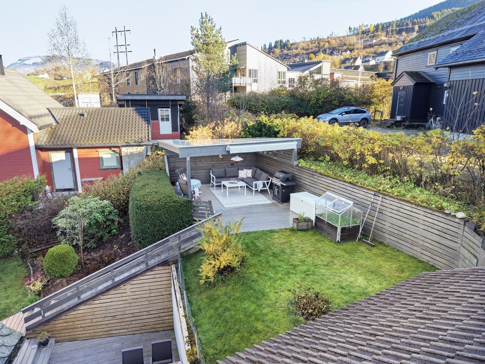 Selgers egne bilder av bakhage med terrasse og pergola med markise. Galleribilde