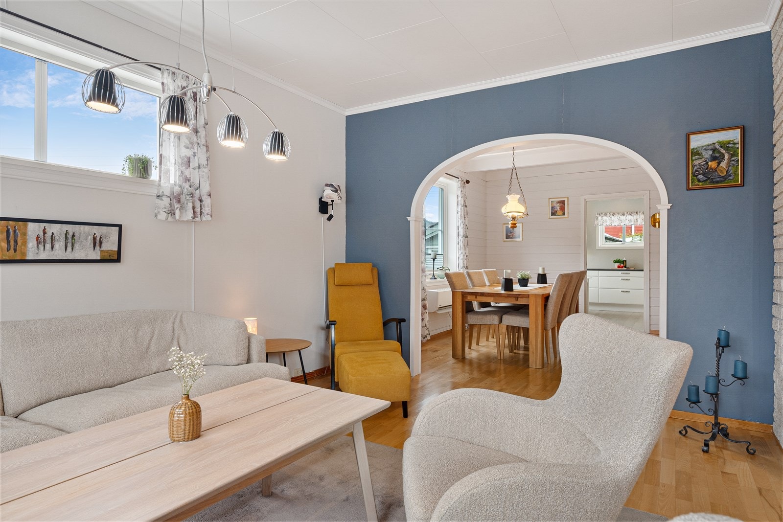 Åpen løsning mellom stue og spisestue. Galleribilde