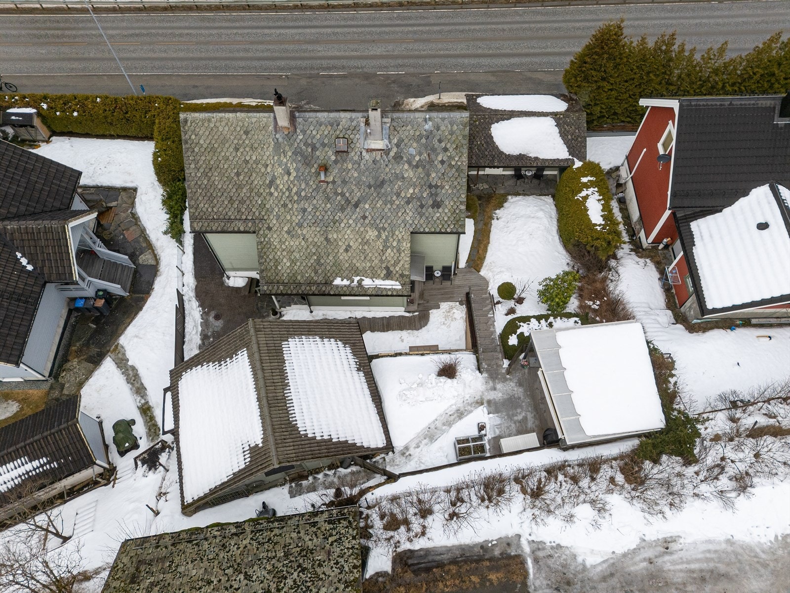 Fra eiendommen er det kort vei til Thon kjøpesenter, og gang-/sykkelvei til Vangen sentrum. Galleribilde