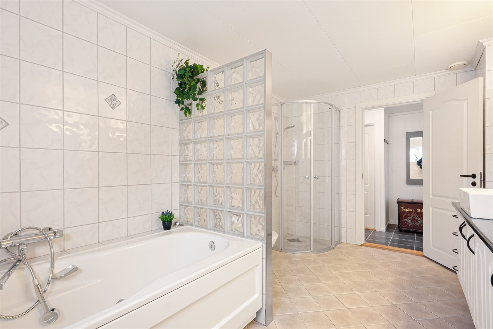 Bad i hovedetasje. Galleribilde