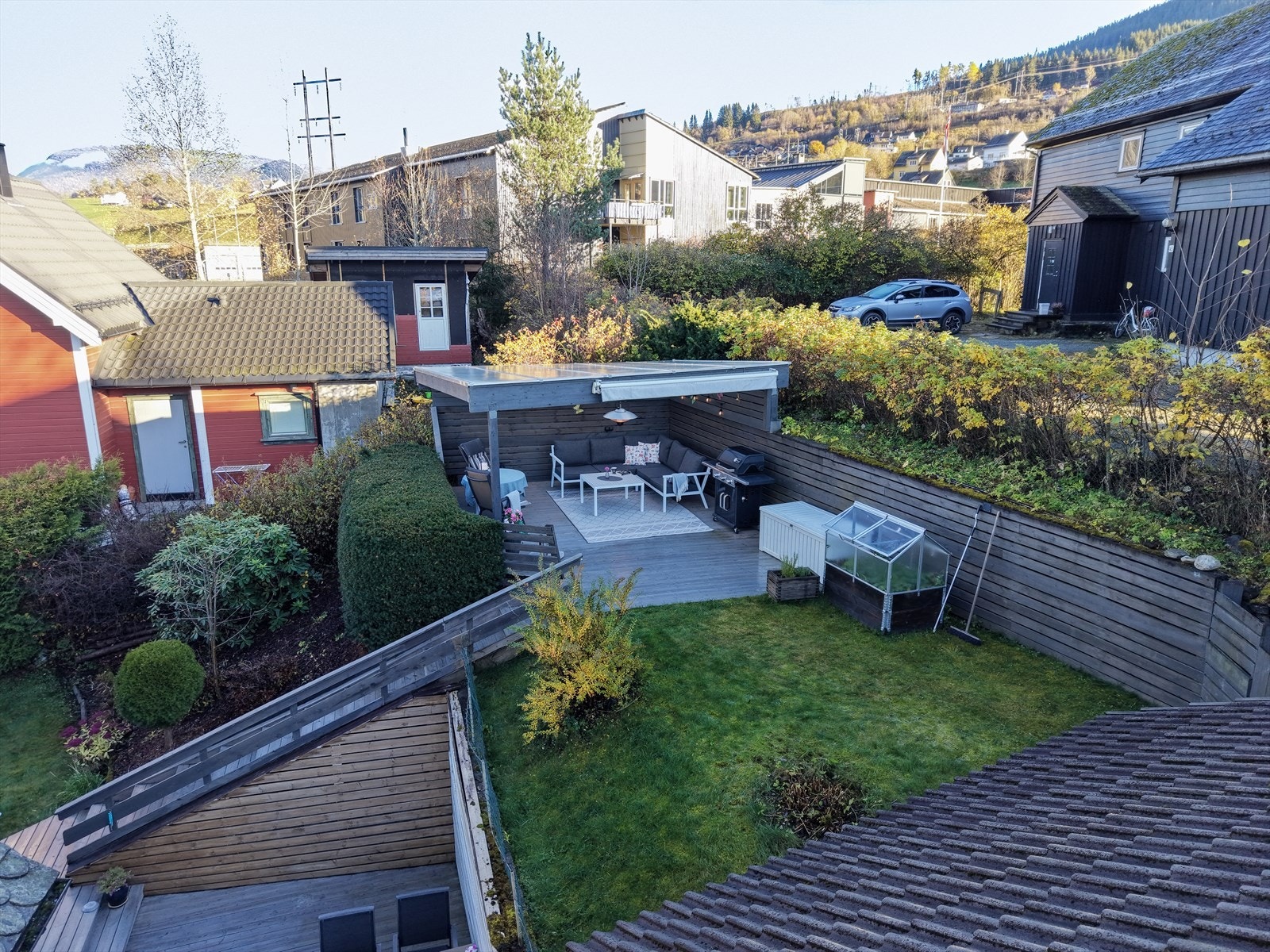 Selgers egne bilder av bakhage med terrasse og pergola med markise. Galleribilde