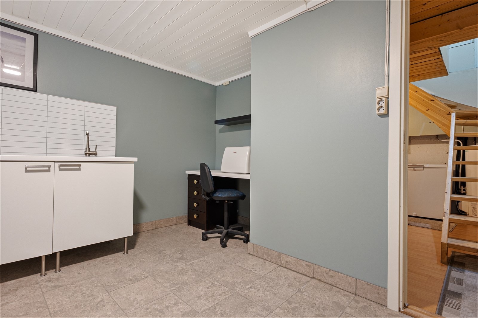 Vaskerom i kjeller med praktisk innredning. Flislagt gulv med varmekabler. Galleribilde