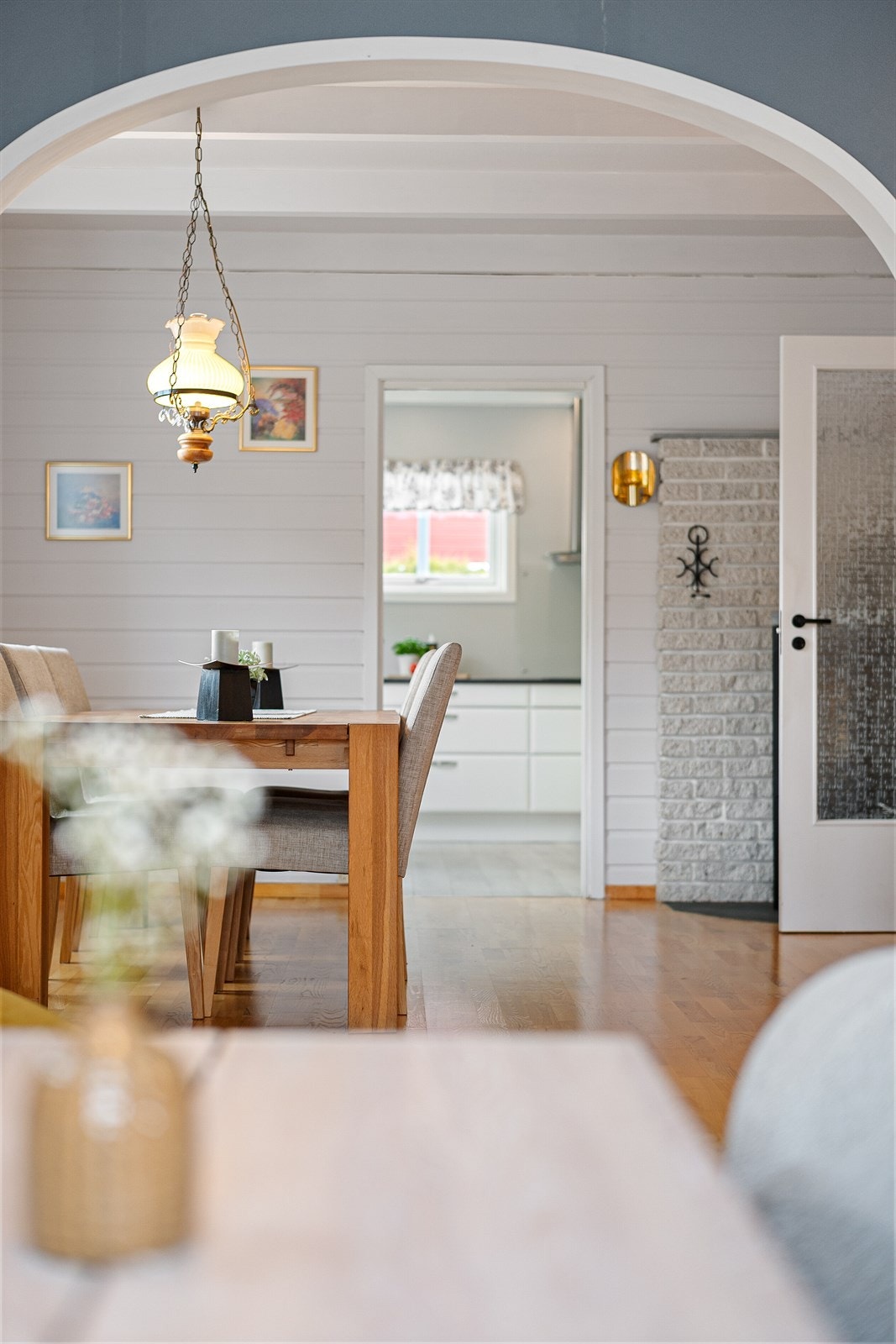 Fra spisestuen er det skyvedør inn til kjøkkenet. Galleribilde