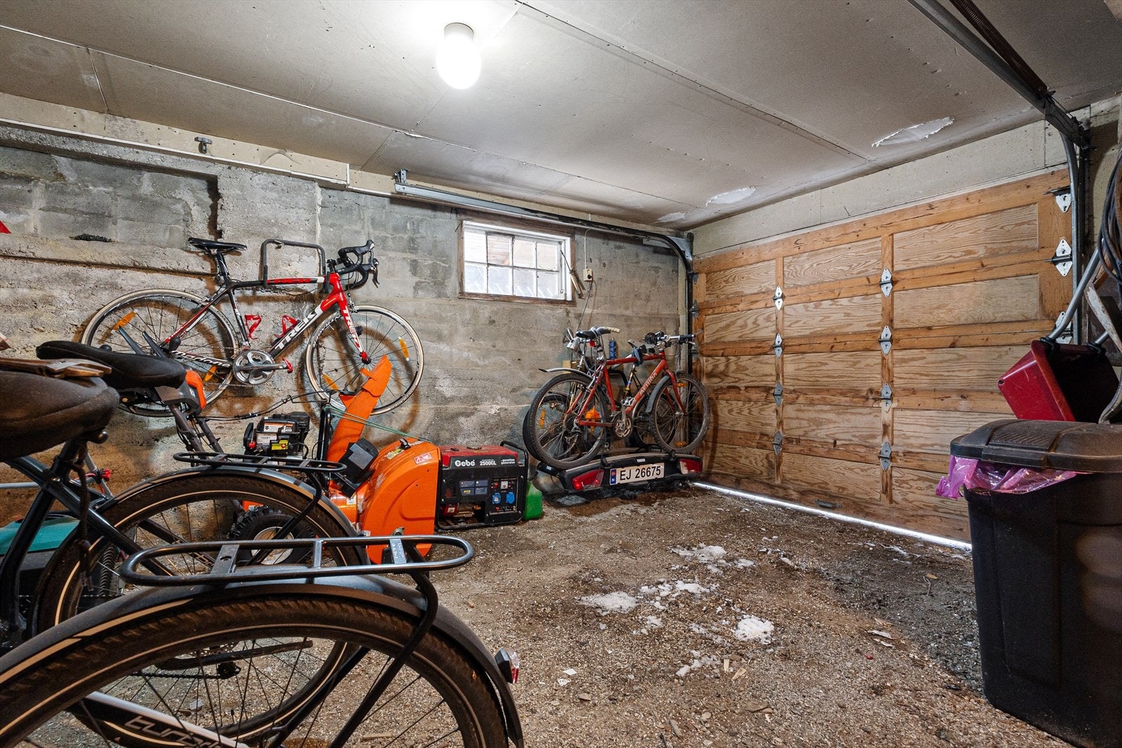 Uthus med eldre garasje Galleribilde