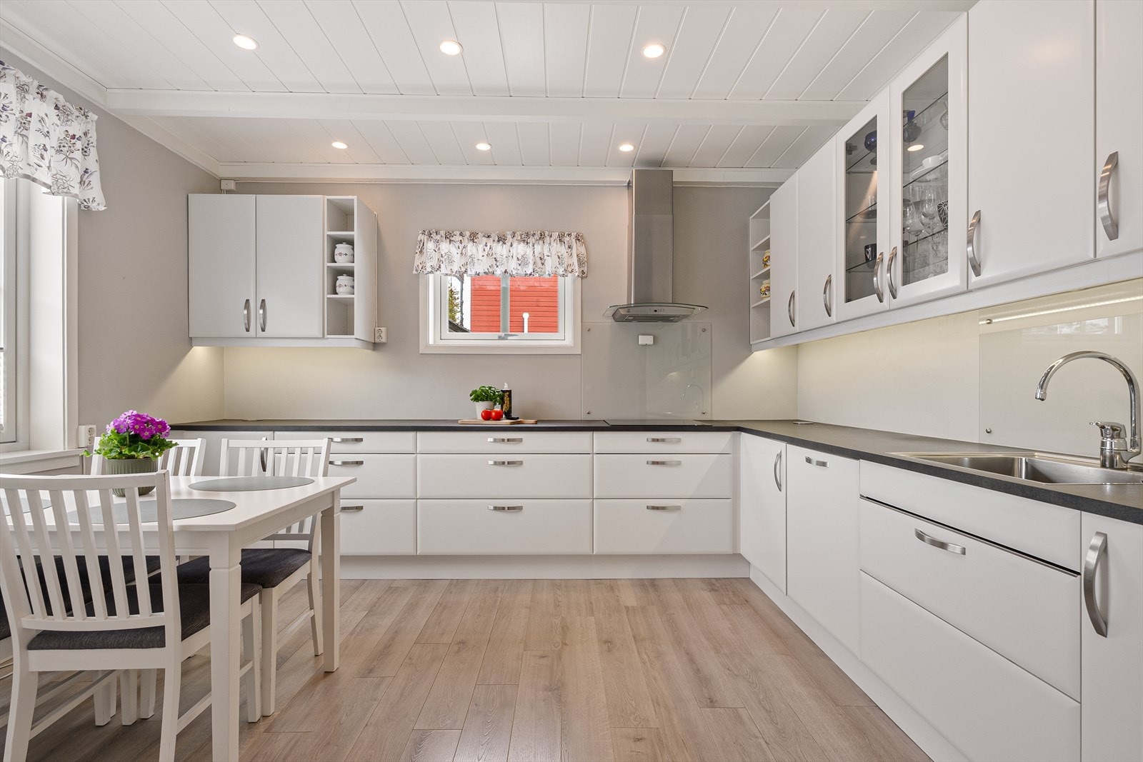 Pent kjøkken med innredning fra Sigdal. Galleribilde