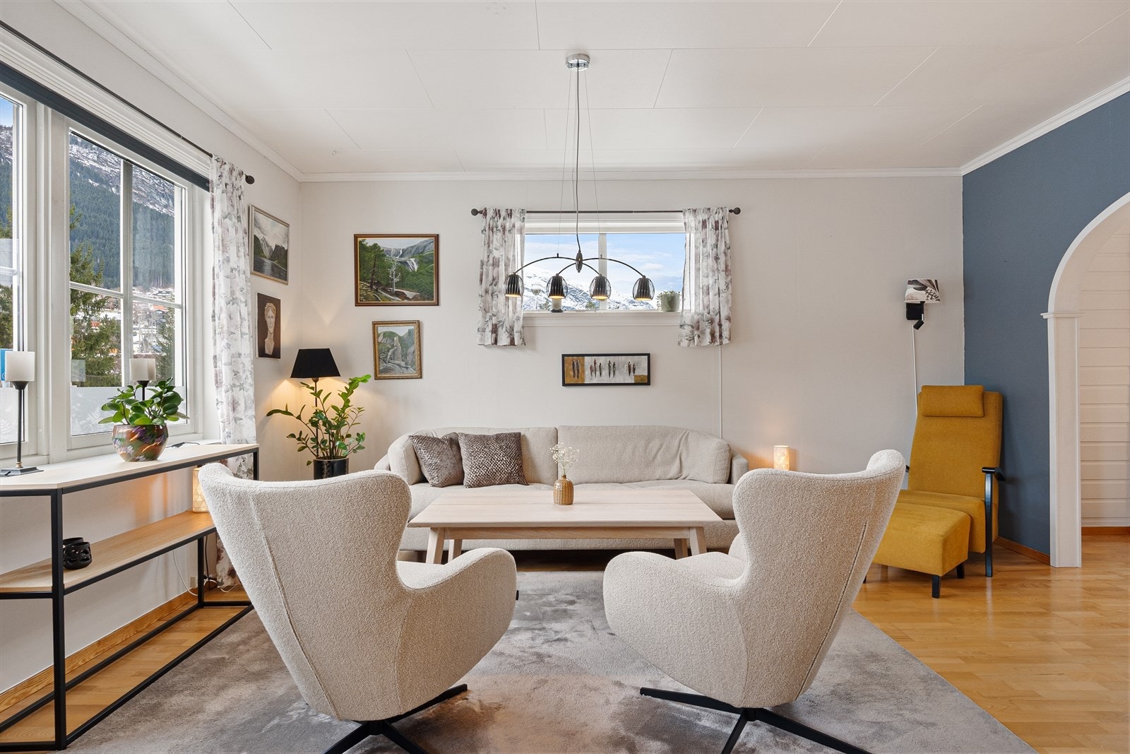 Fra stuen er det bla.a. utsikt mot Hanguren og Lønahorgi. Galleribilde