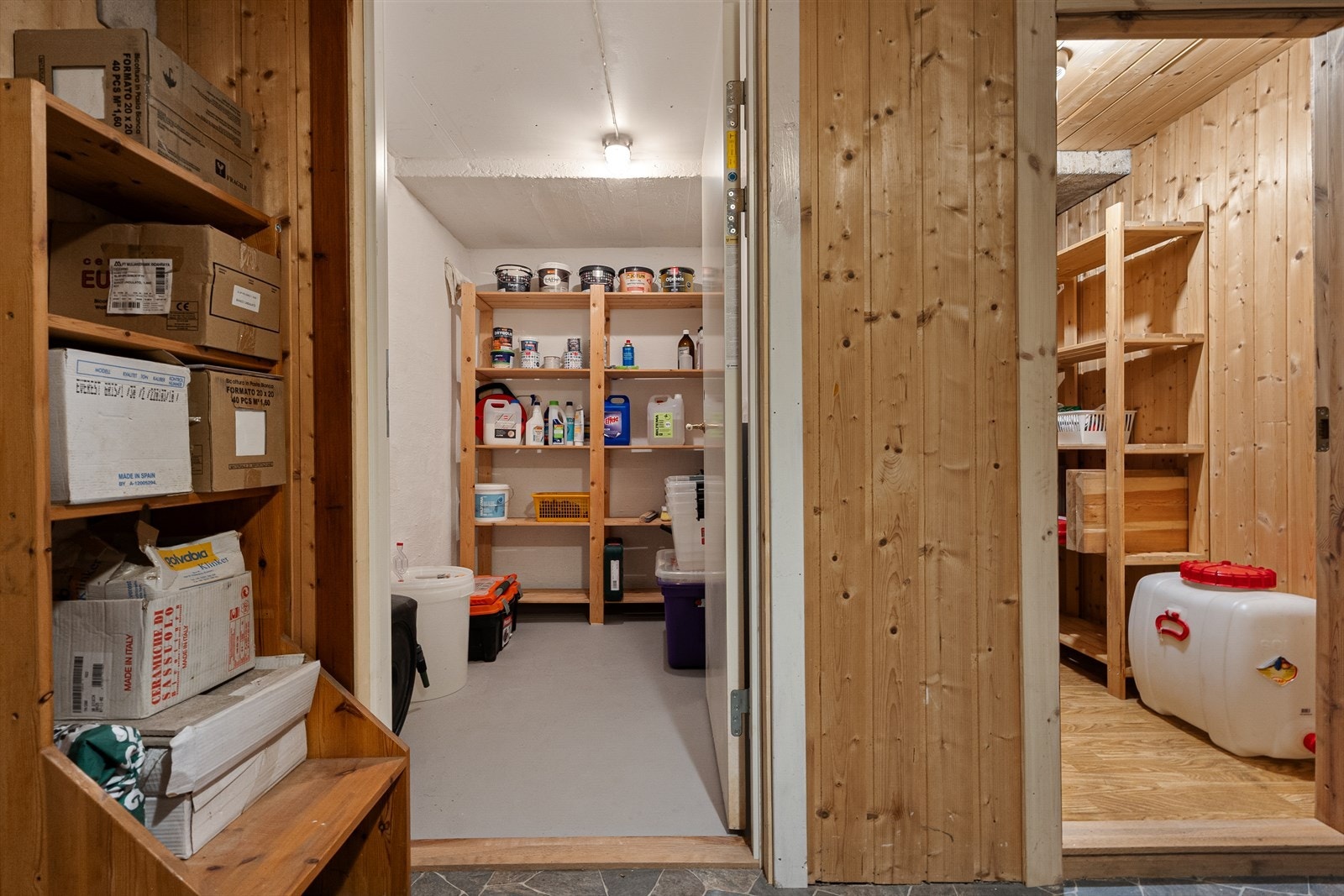 Boder i kjeller med rikelig med oppbevaringsplass. Galleribilde