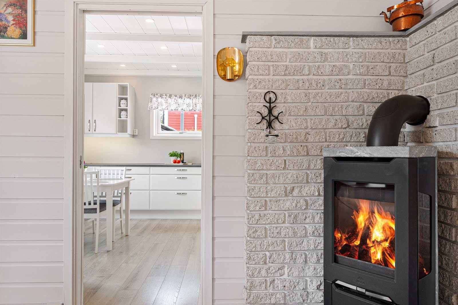 Boligen har vedovn med kleberstein, i tillegg til varmepumpe. Galleribilde