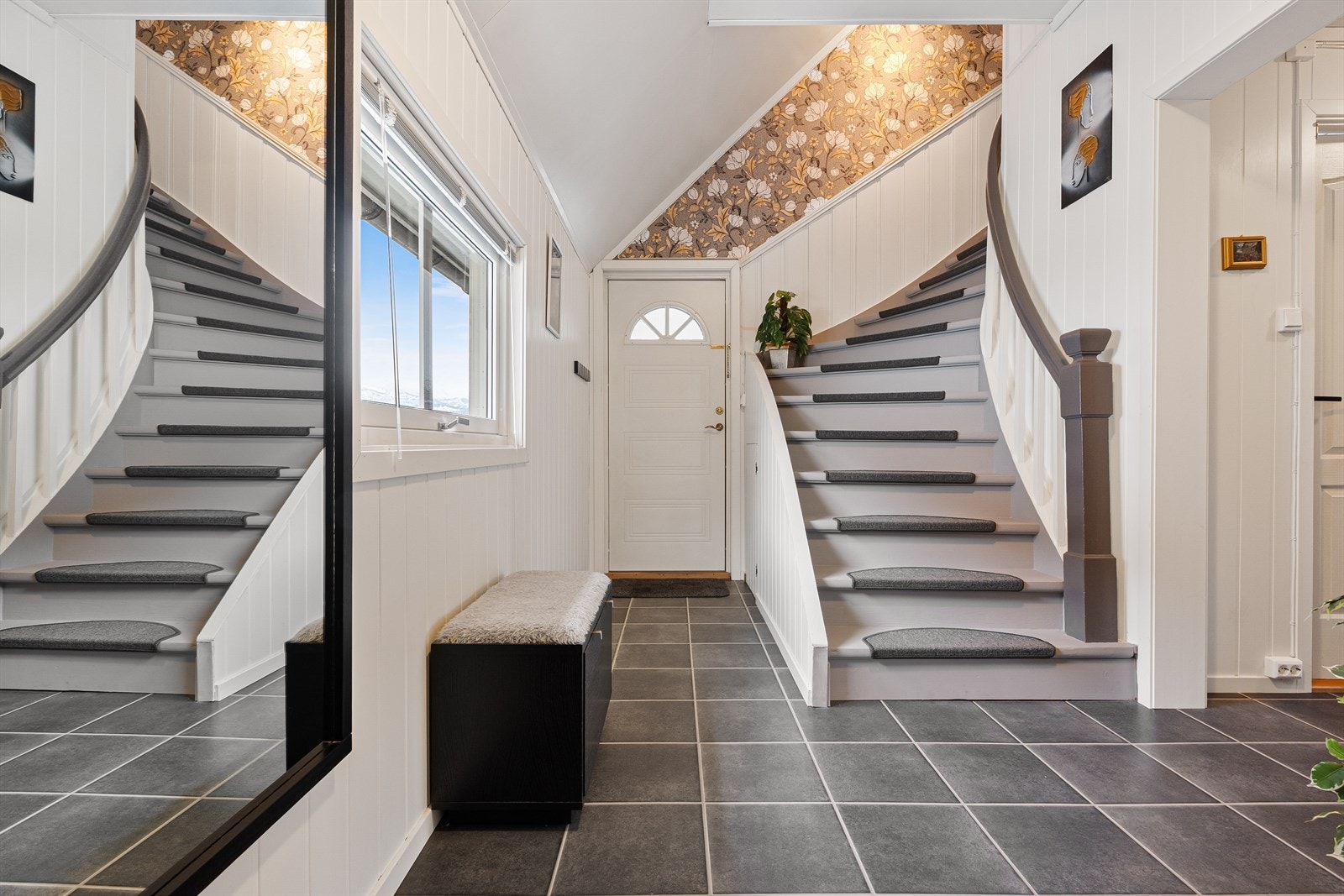 Inngangsparti med god plass til oppbevaring og oppheng av garderobe. Galleribilde