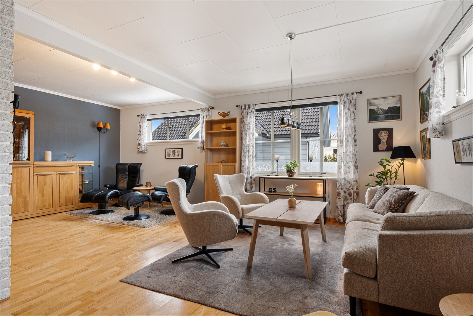 Stuen er av god størrelse med plass til ulike sittegrupper. Galleribilde