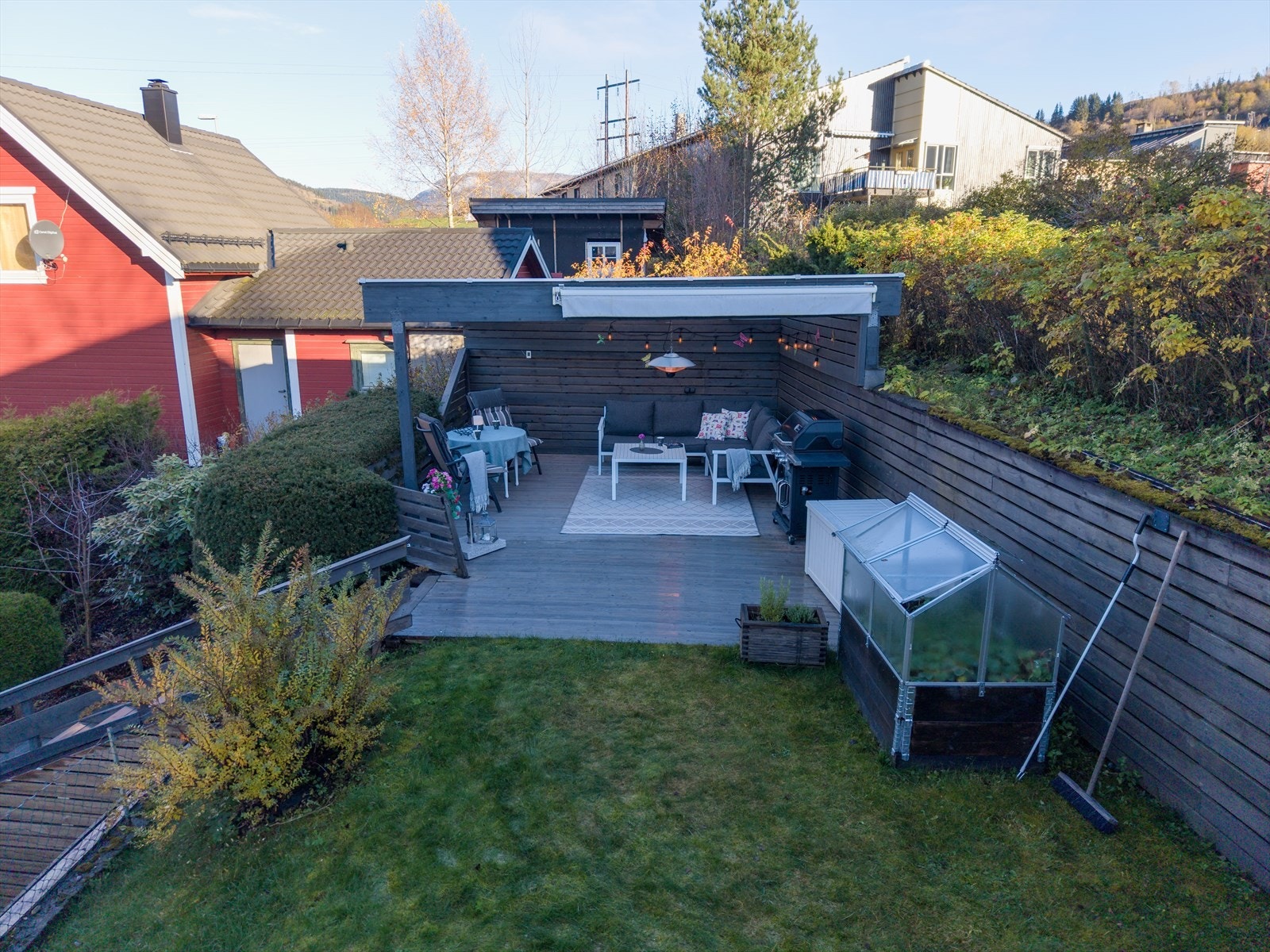 Selgers egne bilder av bakhage med terrasse og pergola med markise. Galleribilde