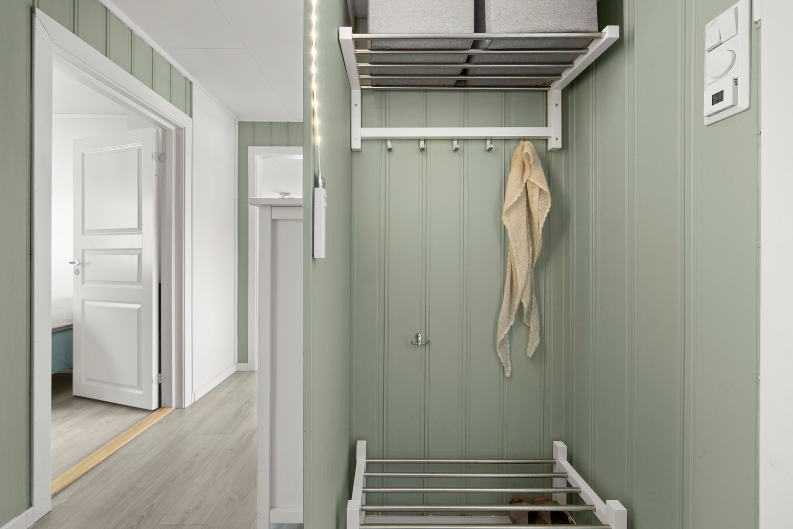 Her kan du enkelt henge fra deg yttertøy og sette fra deg sko. Galleribilde