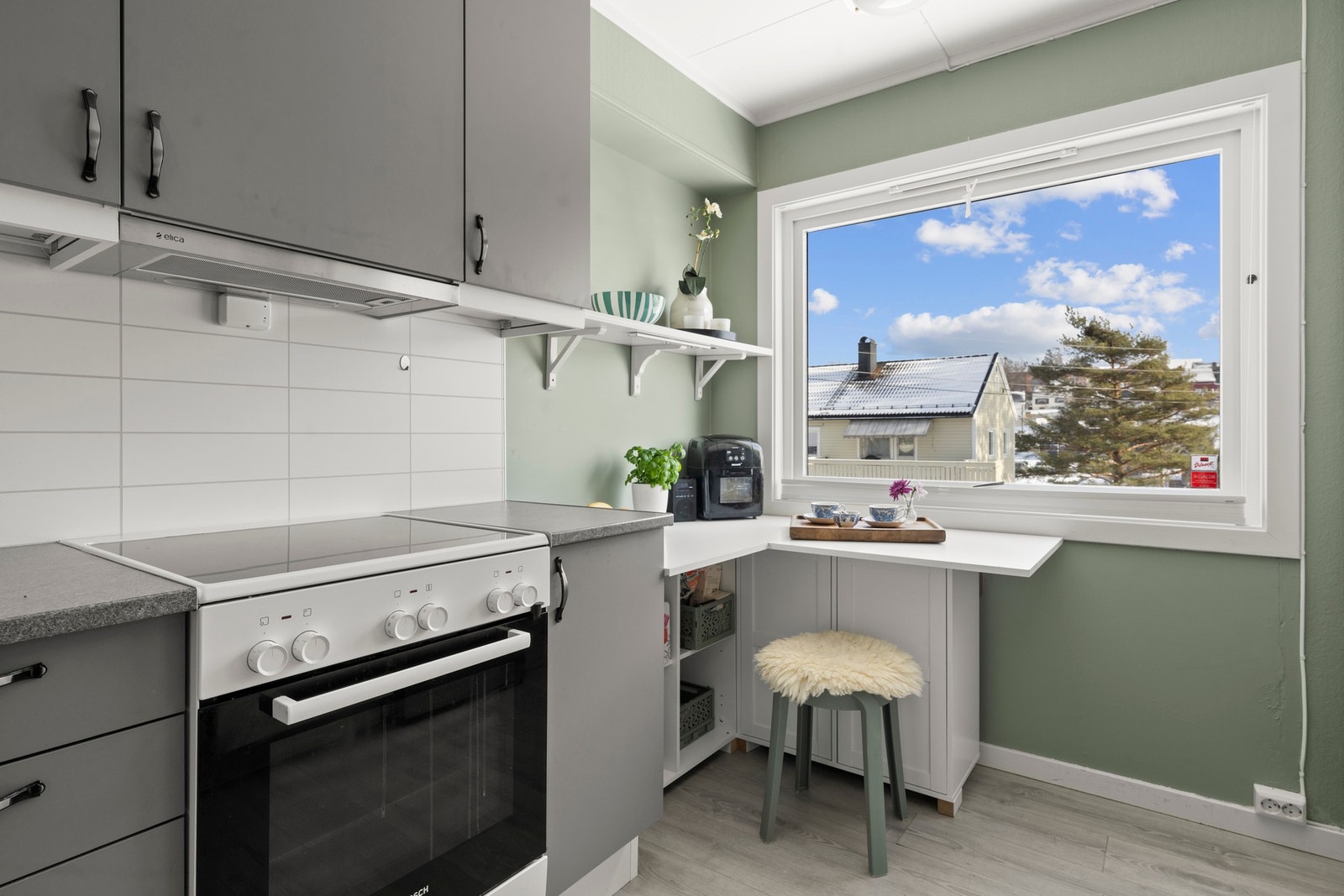 Det er avsatt plass til kjøl/fryseskap og komfyr. Opplegg for oppvaskmaskin. Galleribilde