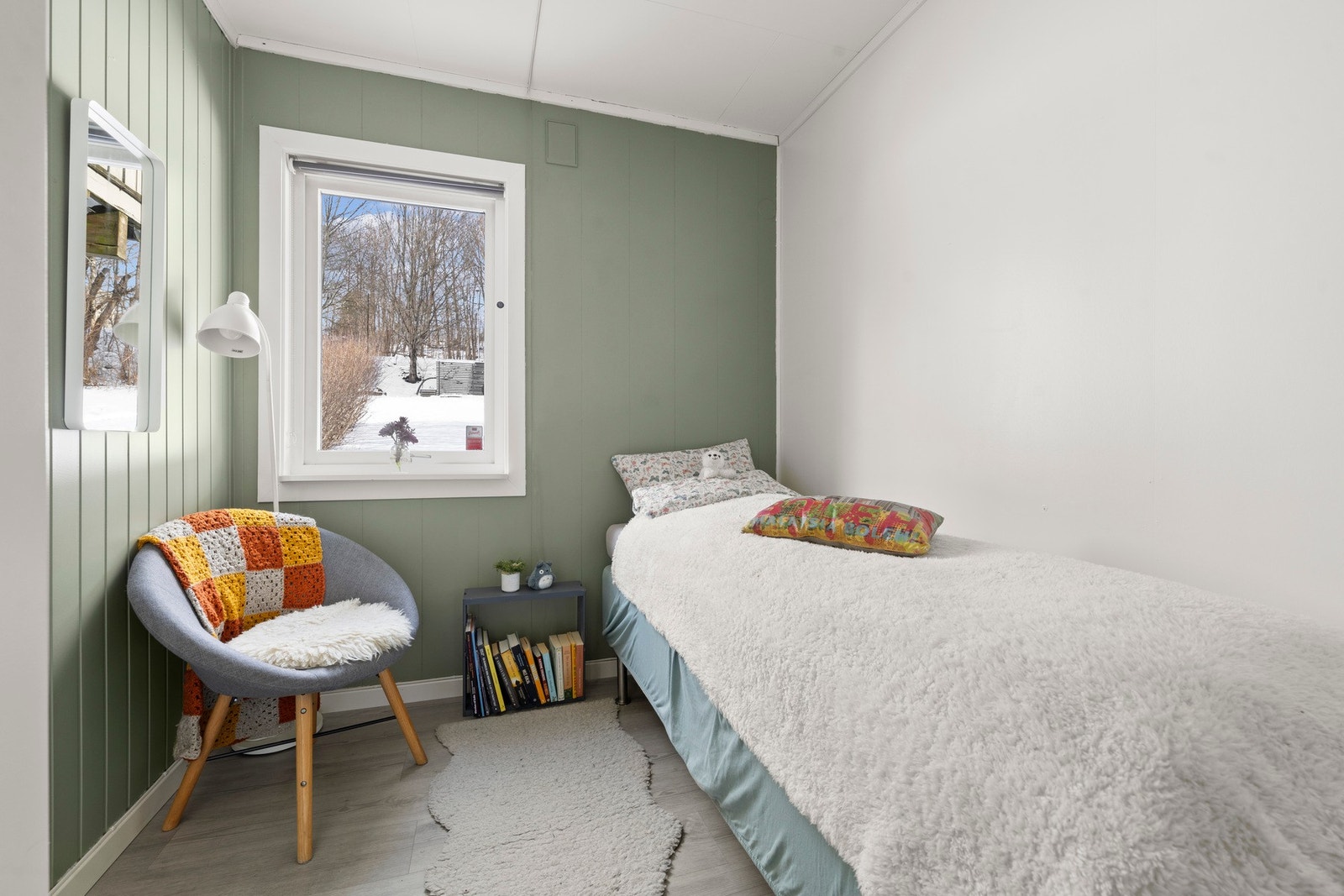 Soverom 2 har plass til seng, nattbord og garderobeskap. Galleribilde