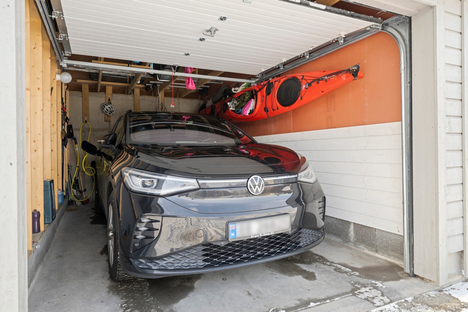 Garasjeplass i et nyere garasjeanlegg rett ved. Galleribilde