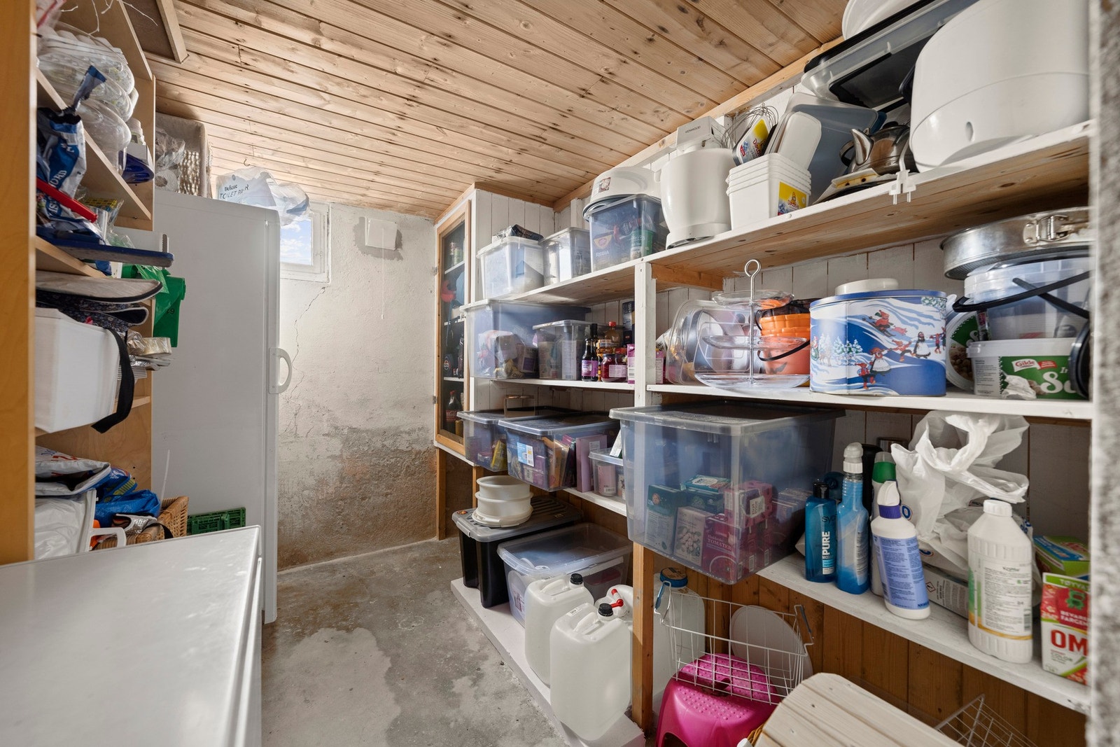 Kjellerbod med god lagringsplass! Galleribilde