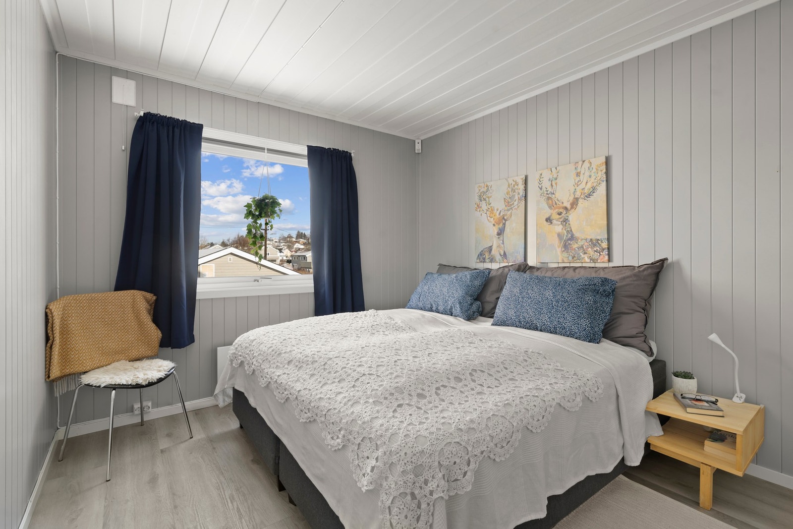 Hovedsoverommet inviterer til ro med plass til stor seng og nattbord. Galleribilde