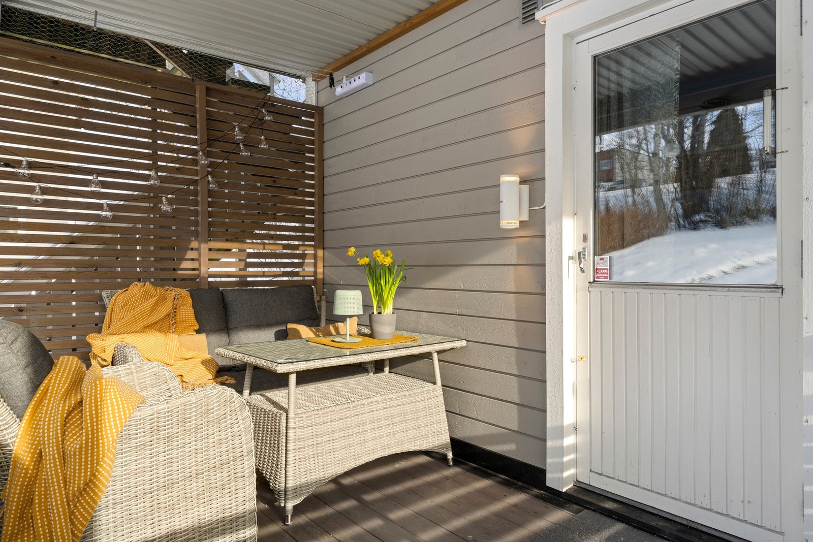 Verandaen har strøm og stemningsfullt utelys. Galleribilde