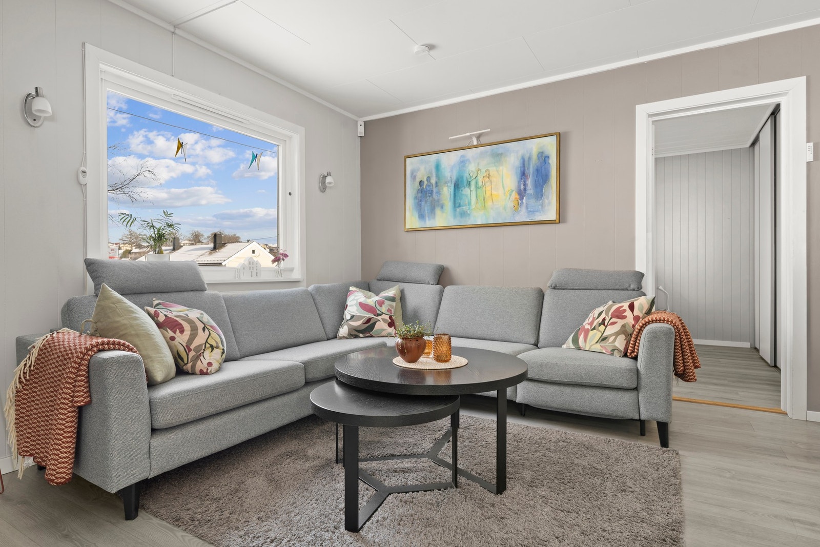 Det er inngang til hovedsoverom fra stue. Galleribilde